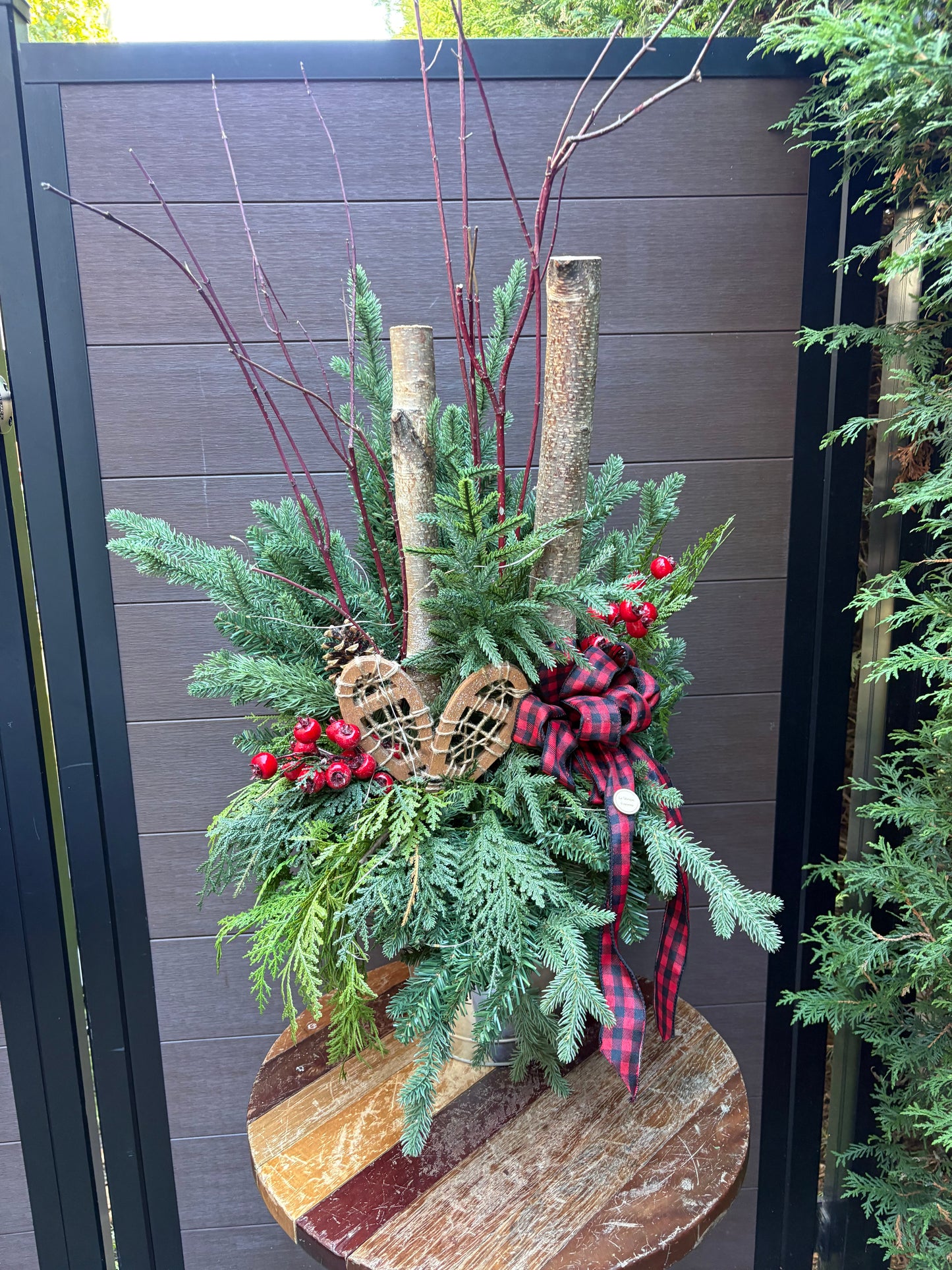 Arrangement hivernal rustique avec raquettes à neige en bois – Décoration d’hiver et de Noël