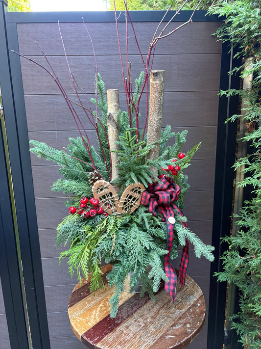 Arrangement hivernal rustique avec raquettes à neige en bois – Décoration d’hiver et de Noël