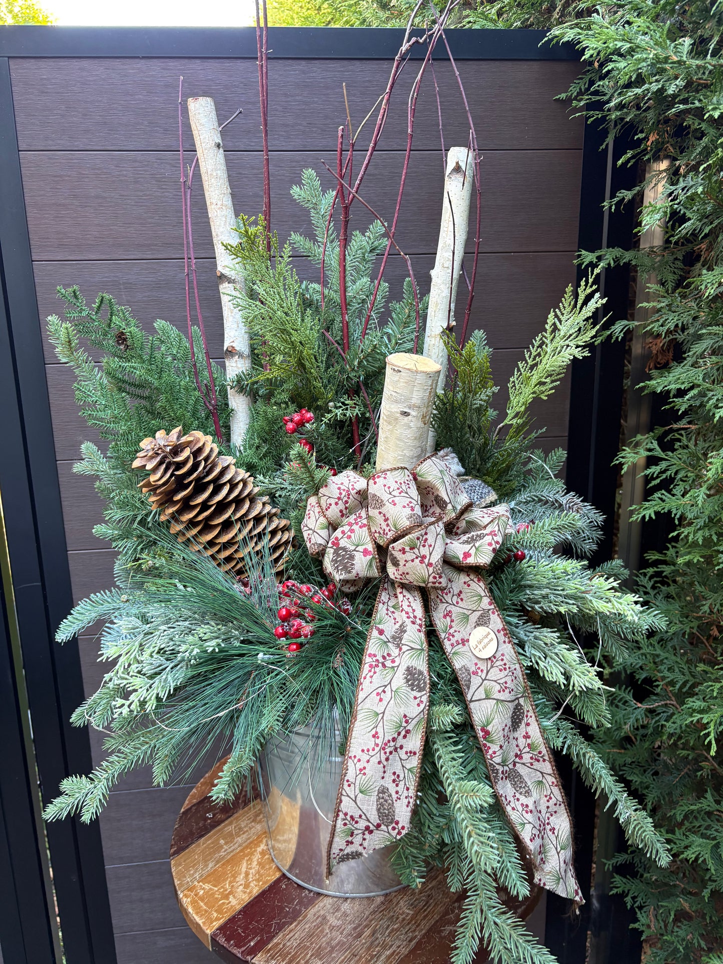 Arrangement hivernal rustique en pot de métal – 37 pouces