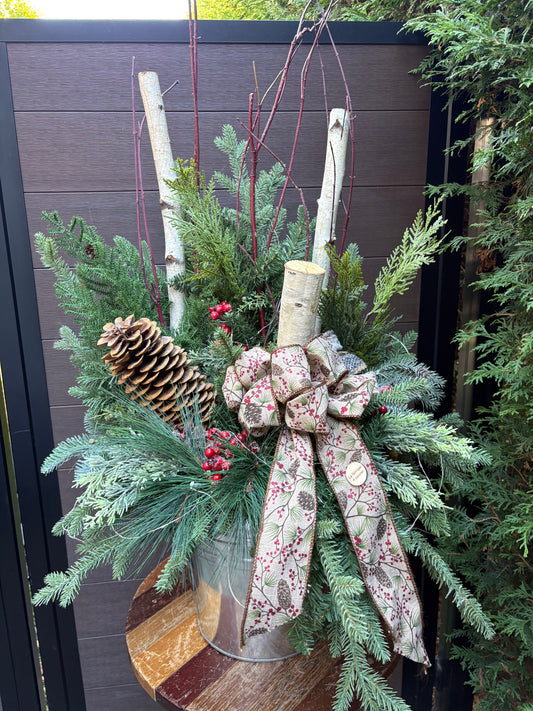 Arrangement hivernal rustique en pot de métal – 37 pouces