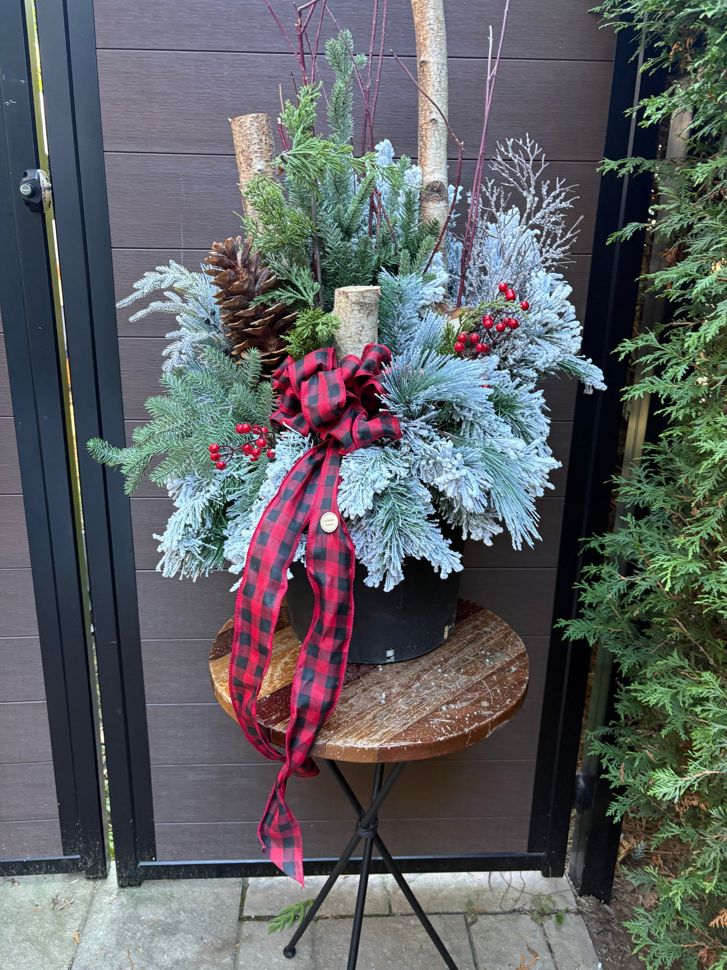 Arrangement hivernal enneigé de 42 po – Bouleau, baies rouges et ruban à carreaux