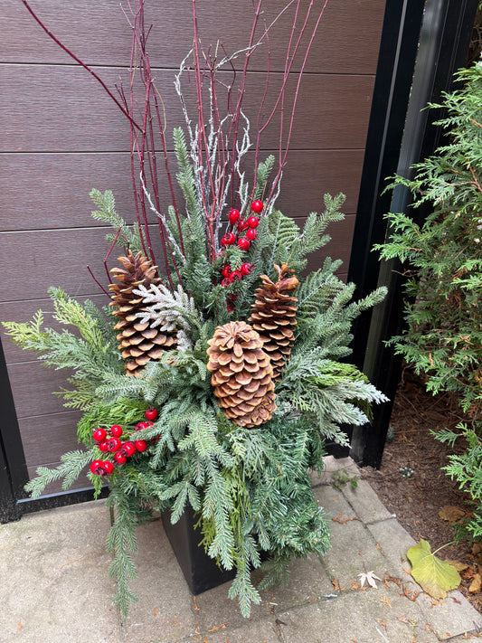 Arrangement hivernal rustique chic avec cocottes et baies rouges – 57 pouces