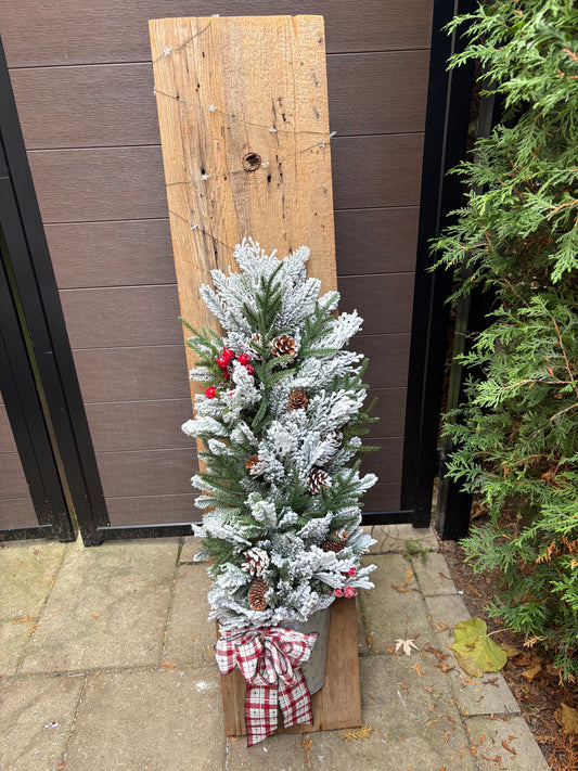 Sapin enneigé sur planche de bois de grange – Décoration hivernale rustique 55 po