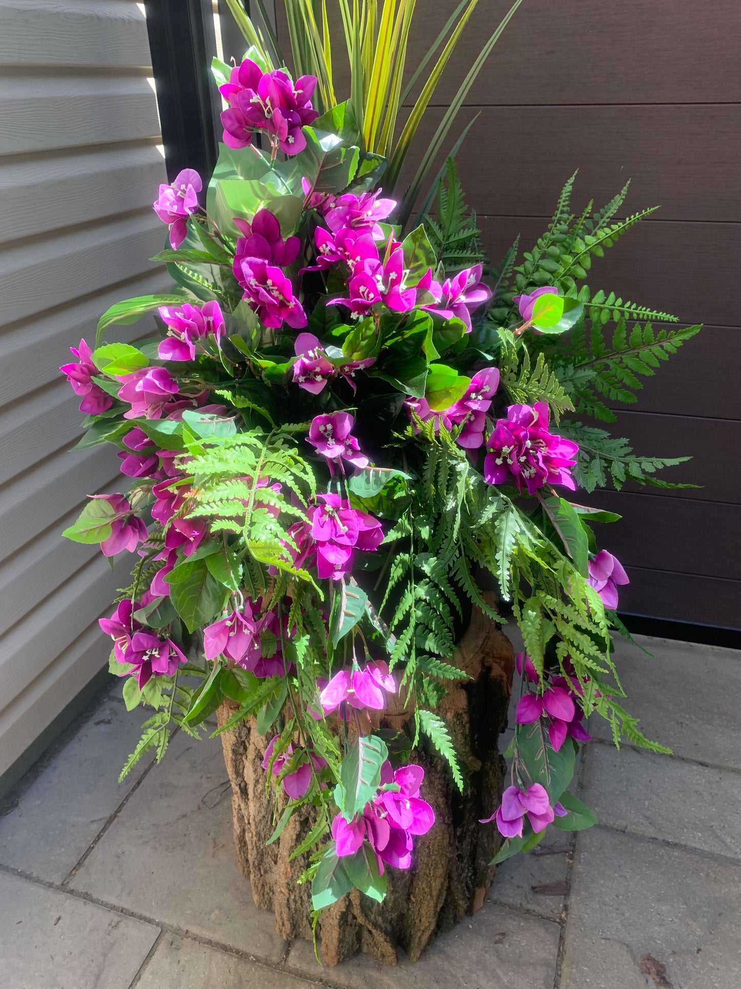 Arrangement extérieur bougainvillier mauve – style élégant