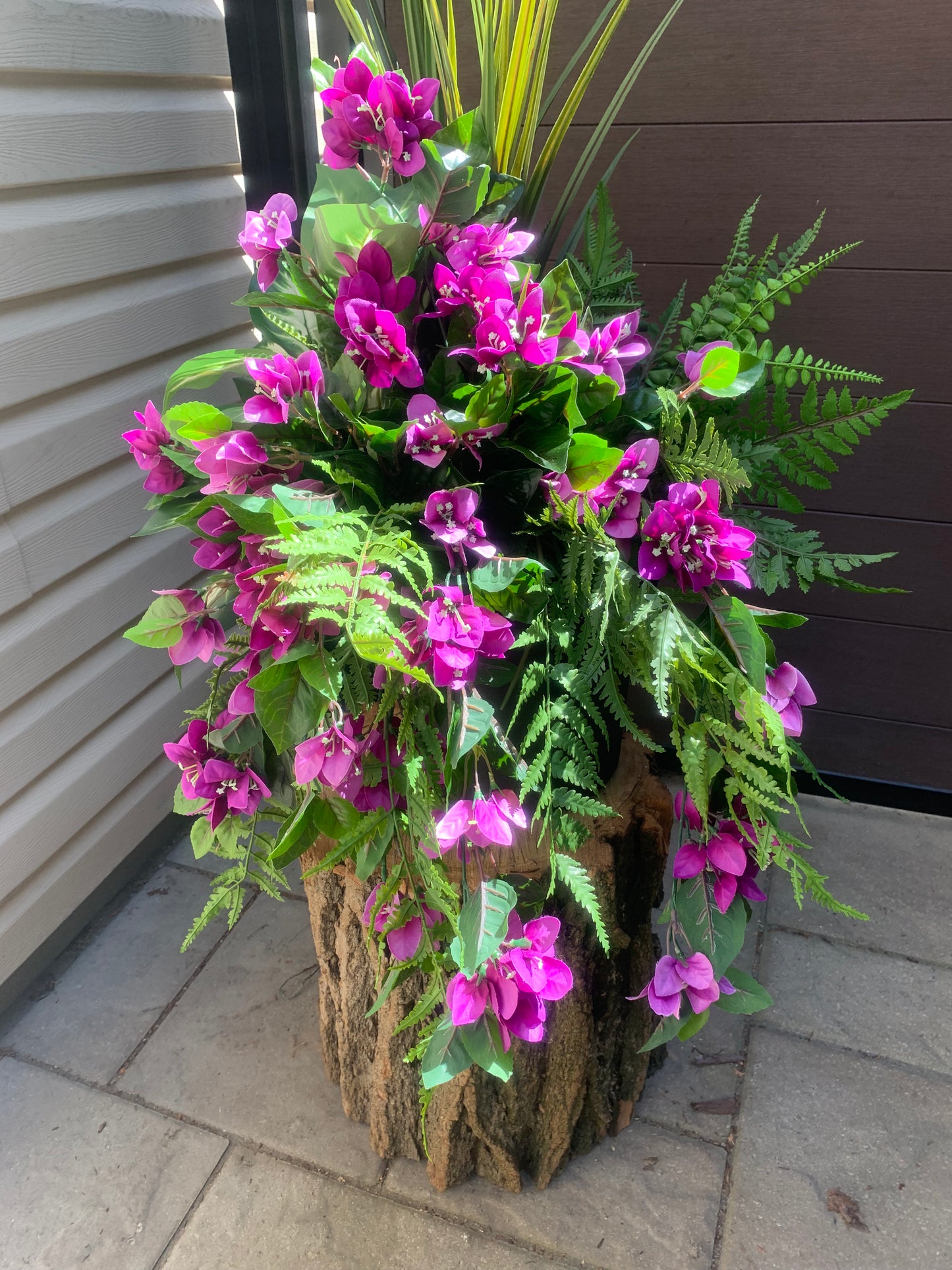 Arrangement extérieur bougainvillier mauve – style élégant