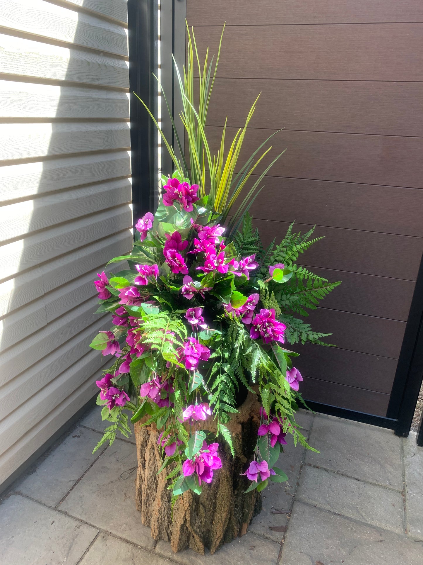 Arrangement extérieur bougainvillier mauve – style élégant