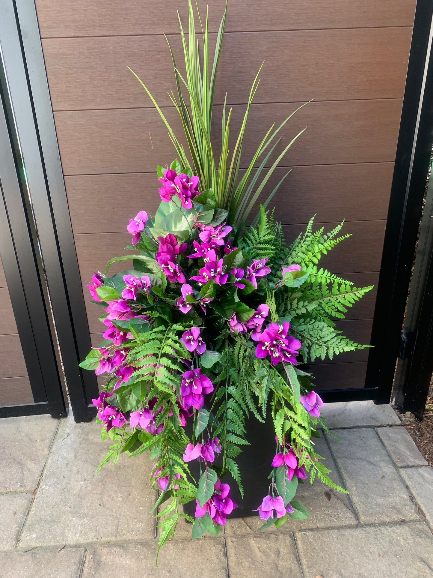 Arrangement extérieur bougainvillier mauve – style élégant