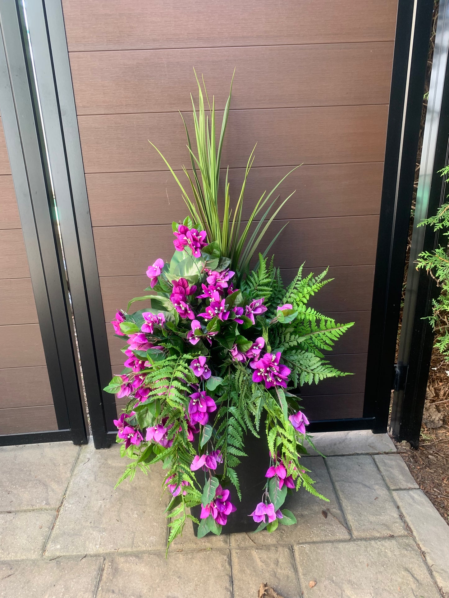 Arrangement extérieur bougainvillier mauve – style élégant