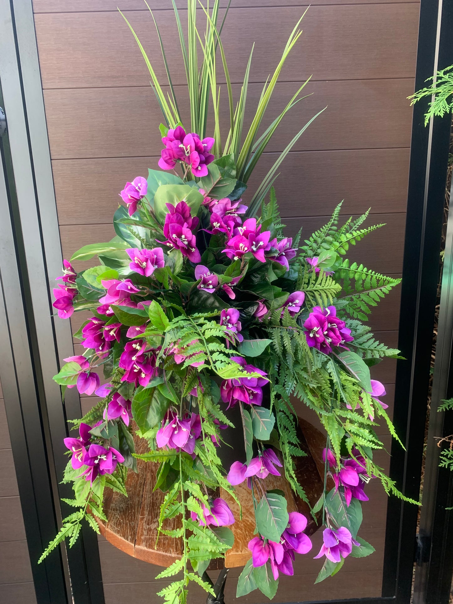 Arrangement extérieur bougainvillier mauve – style élégant