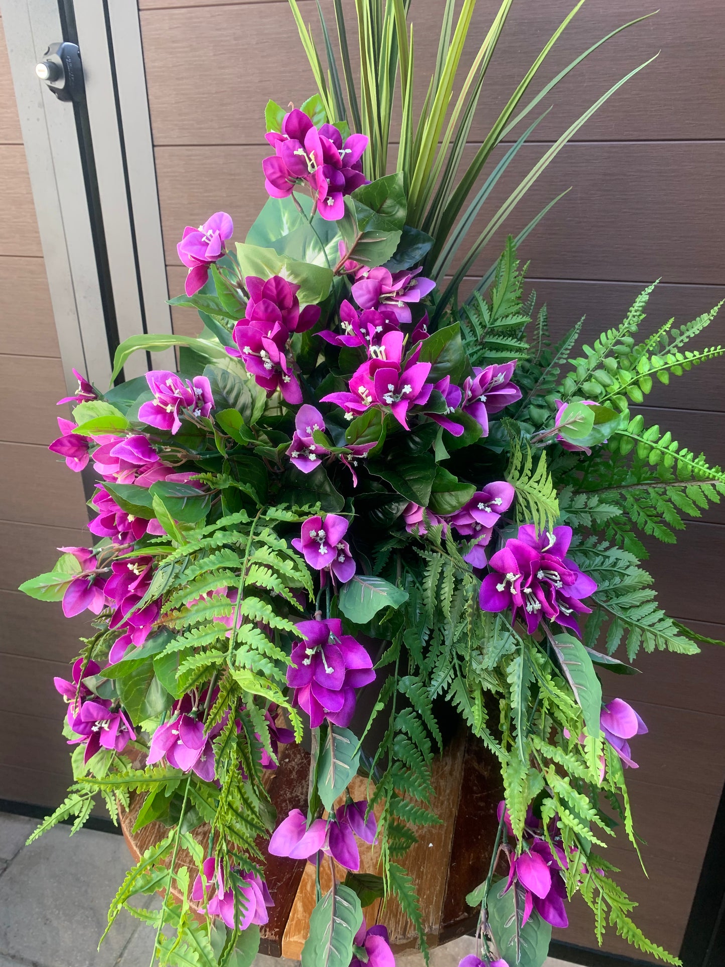 Arrangement extérieur bougainvillier mauve – style élégant