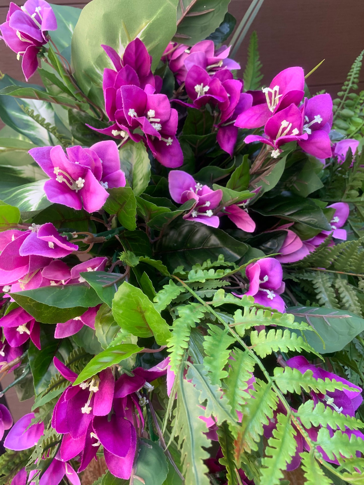 Arrangement extérieur bougainvillier mauve – style élégant