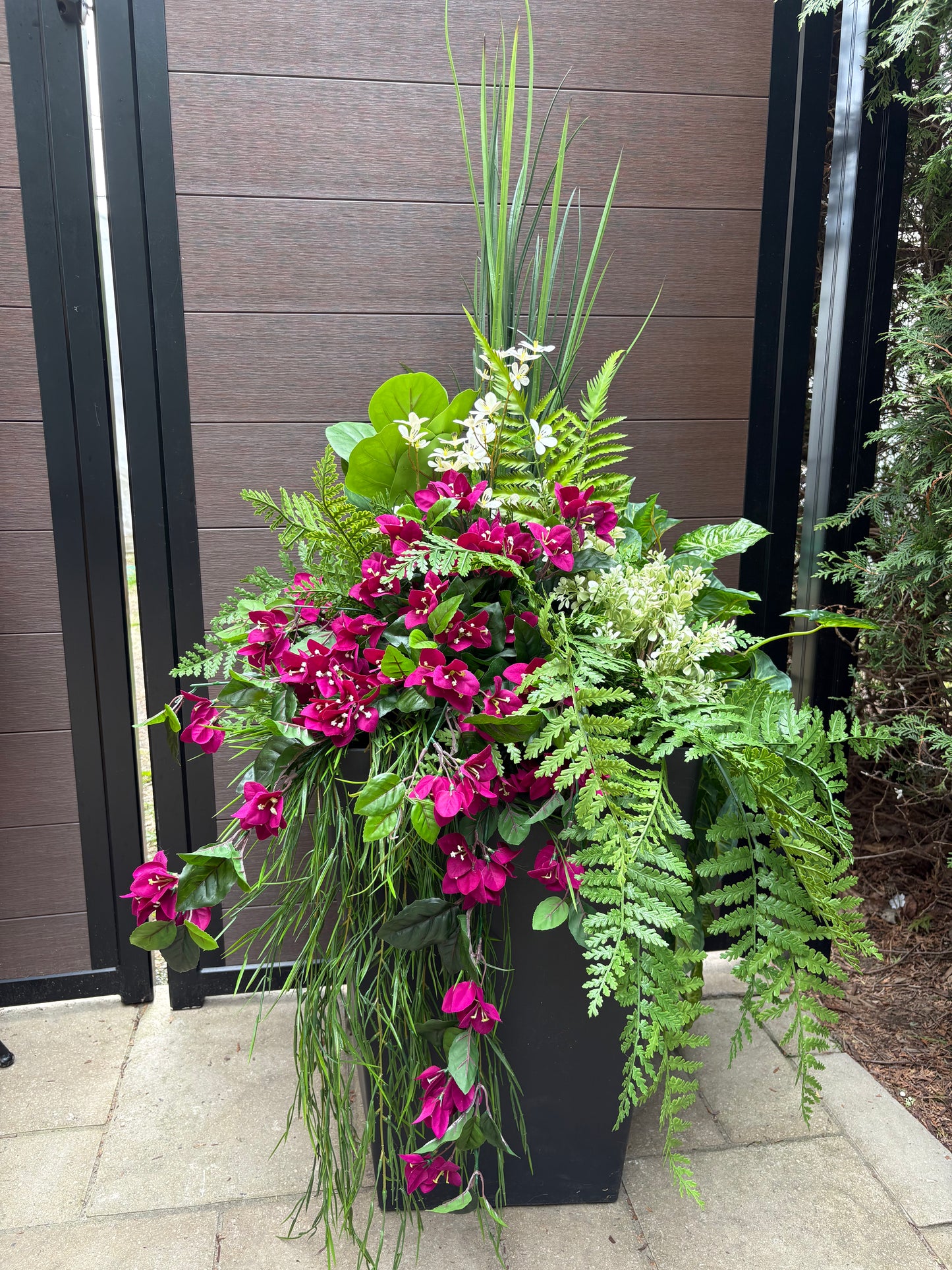 Arrangement extérieur grand format bougainvillier prune
