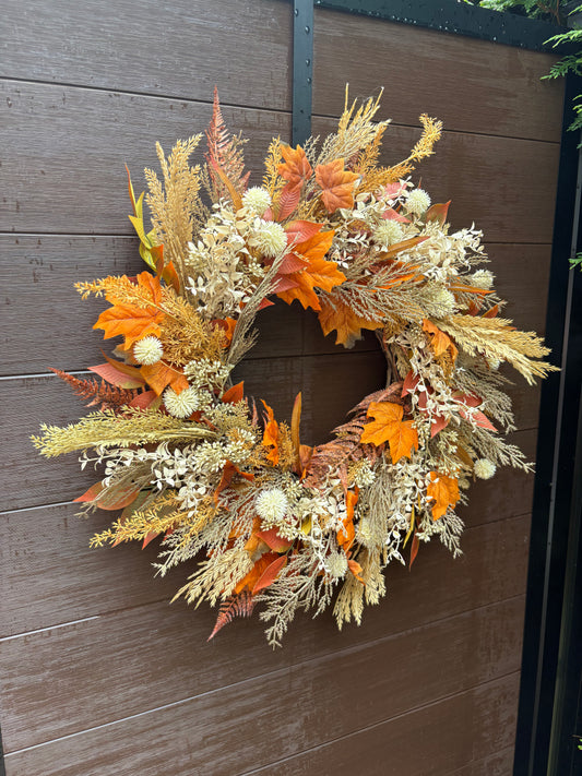 Couronne d’automne rustique aux feuilles orangées