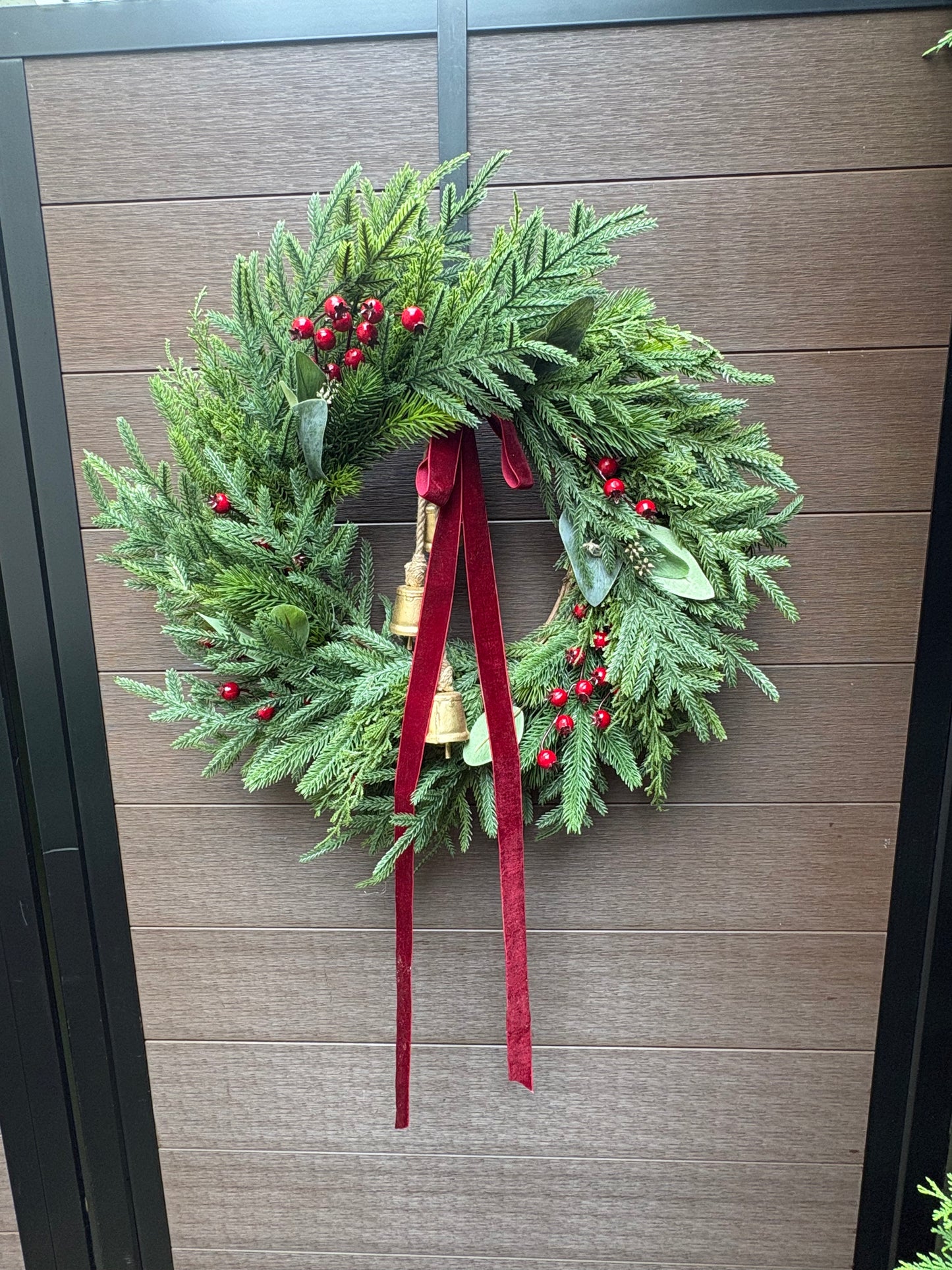 Couronne de Noël naturelle en pin Norfolk, eucalyptus et velours bourgogne