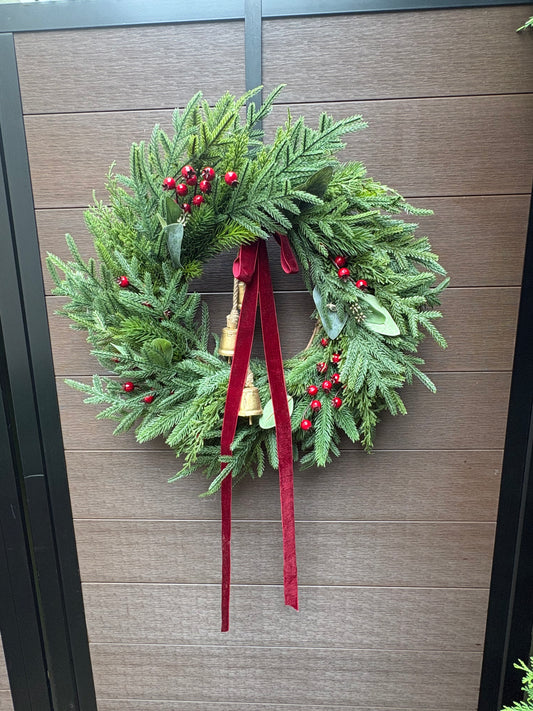 Couronne de Noël naturelle en pin Norfolk, eucalyptus et velours bourgogne