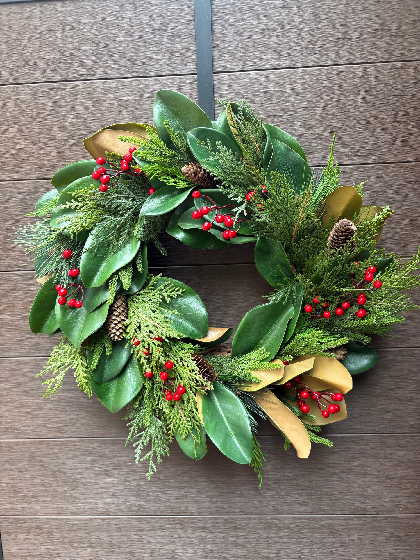 Couronne d’hiver en magnolia, cèdre et baies rouges – 23 po