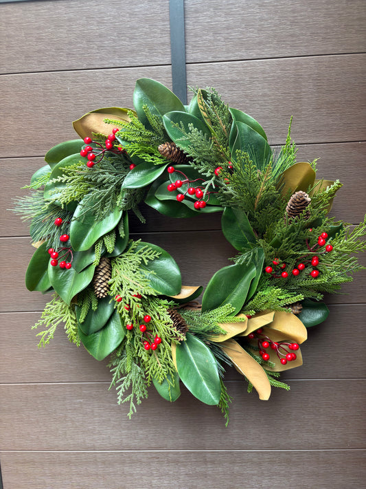 Couronne d’hiver en magnolia, cèdre et baies rouges – 23 po
