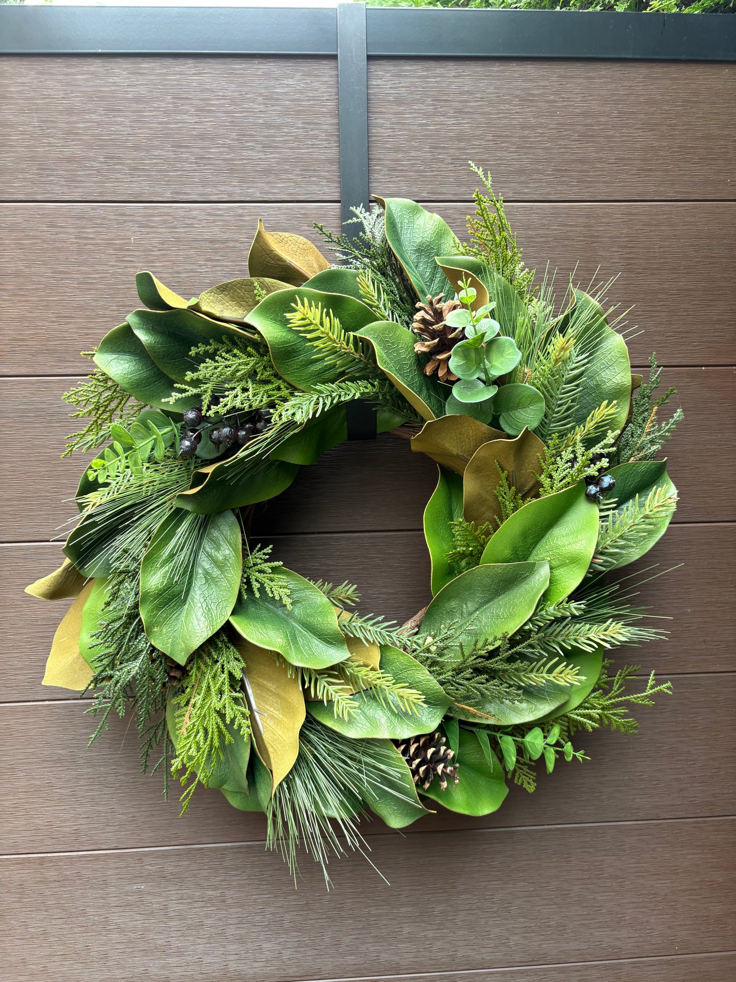 Couronne d’hiver en cèdre, magnolia et bleuets – 22 po