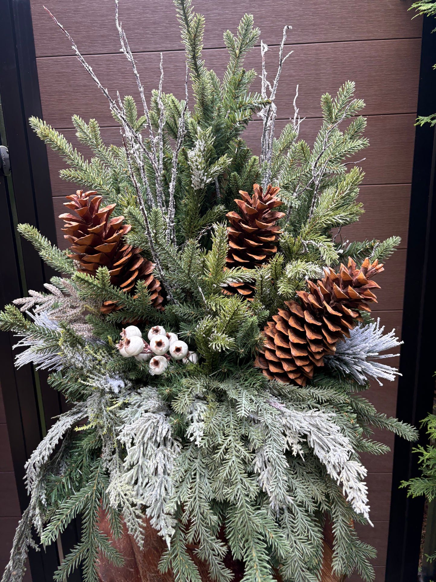Arrangement hivernal rustique chic en pot d’écorce – 37 po