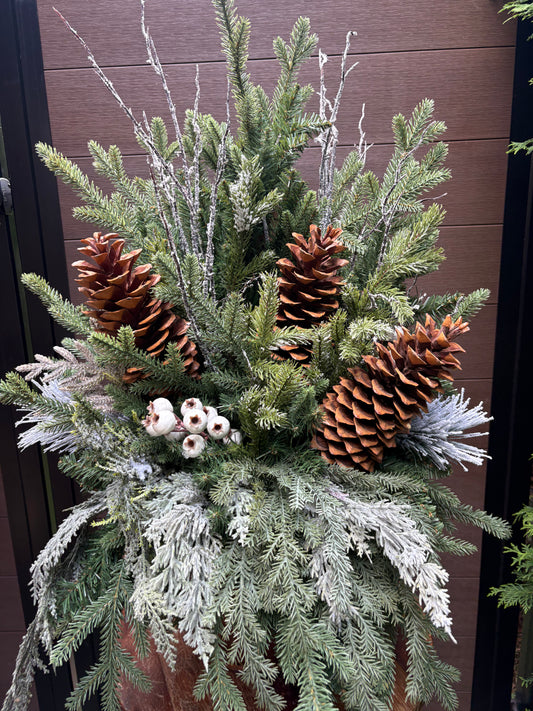 Arrangement hivernal rustique chic en pot d’écorce – 37 po