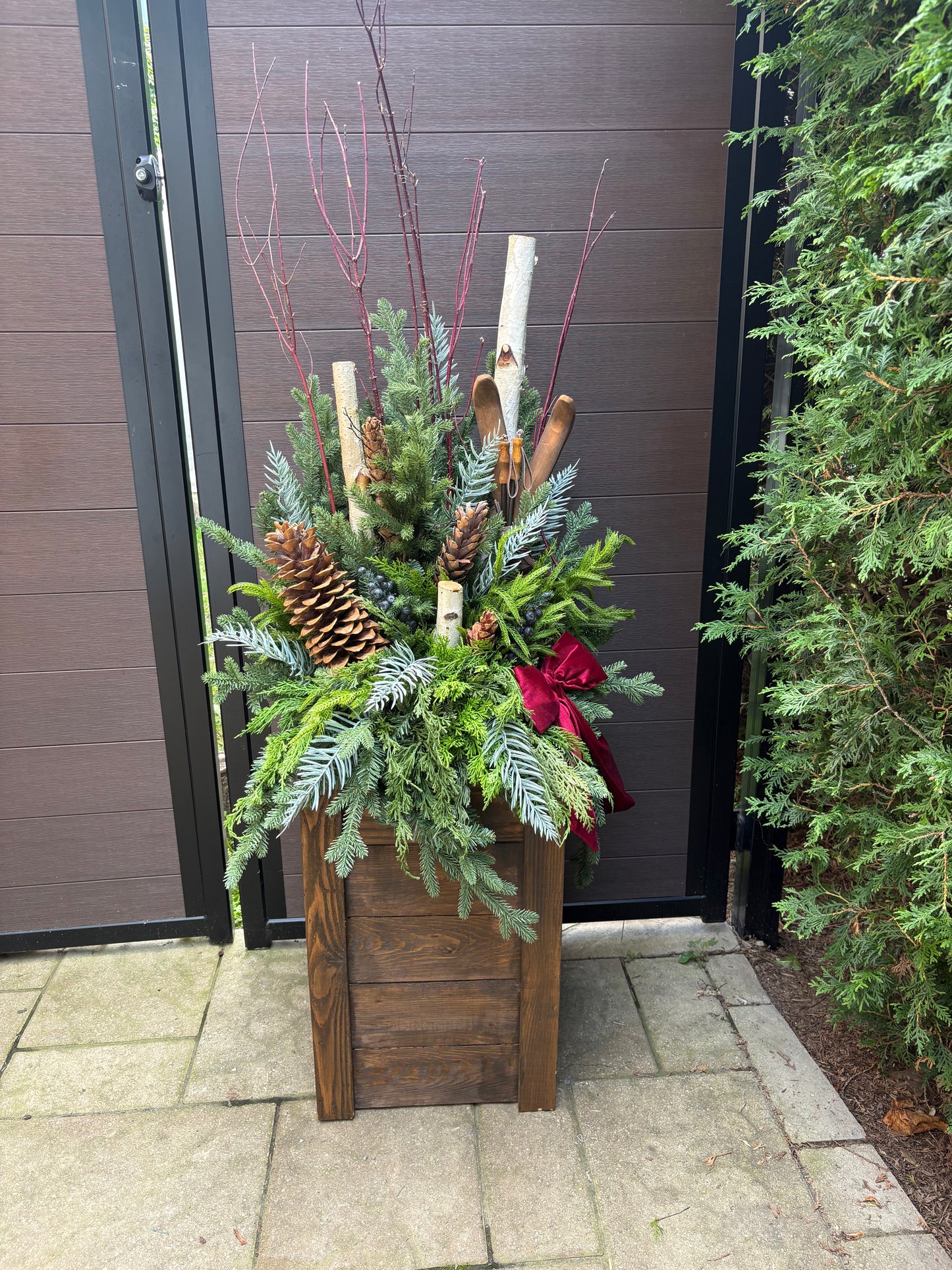 Ensemble décoratif hivernal haut de gamme – arrangement et caisson en bois.