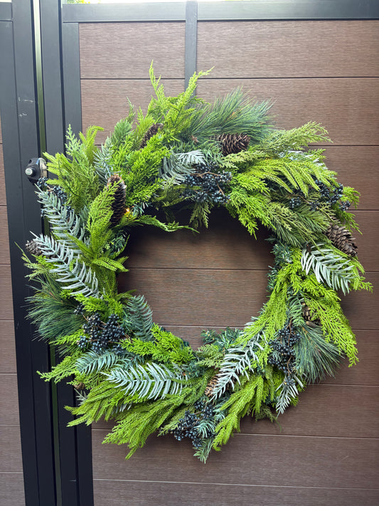 Couronne d’hiver rustique chic 33 po – Sapin et cocottes