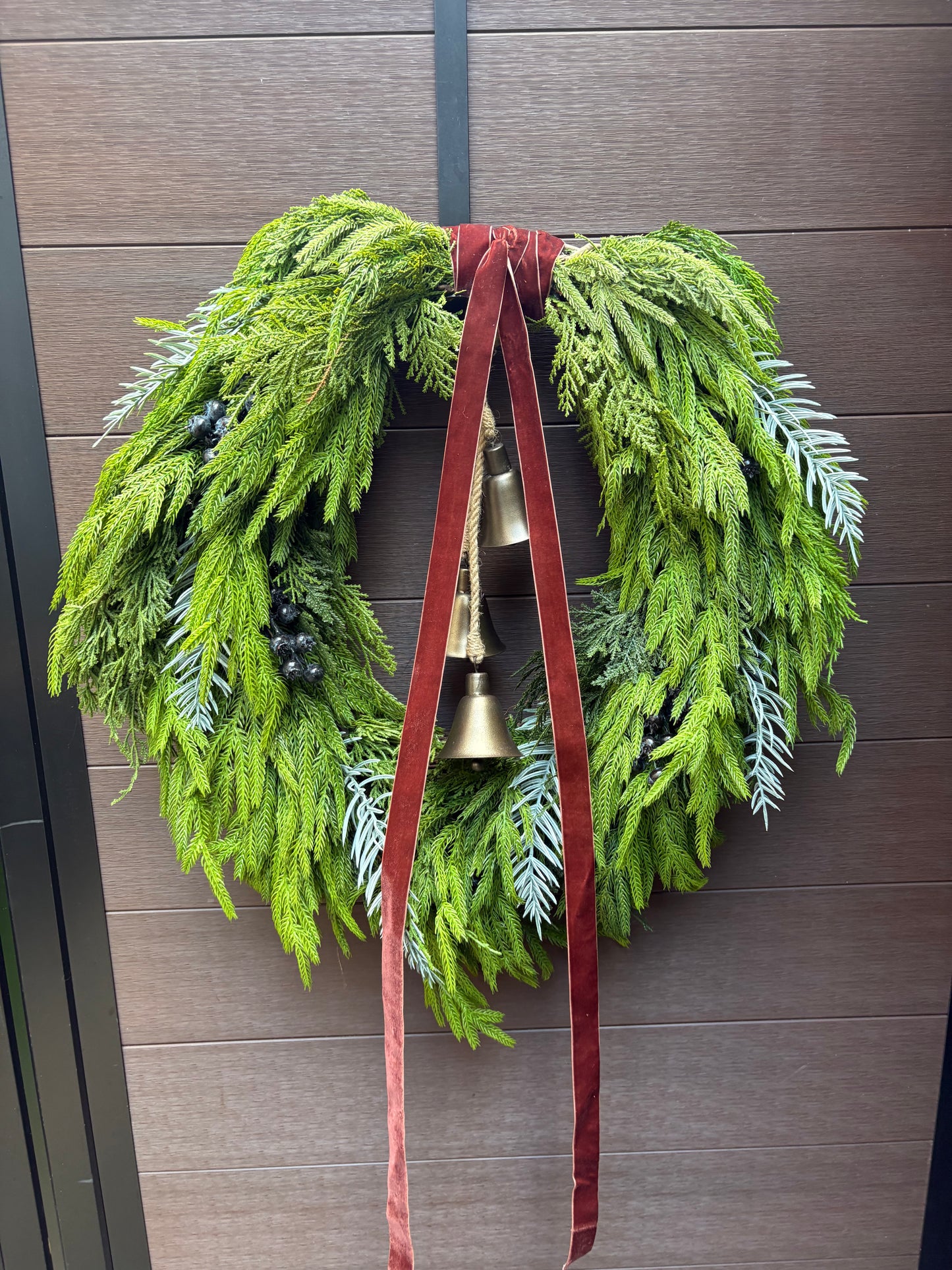 Couronne d’hiver artificielle rustique chic – 28 x 26 po