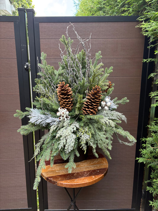 Arrangement hivernal naturel avec grandes cocottes et baies blanches – 36 × 28 po