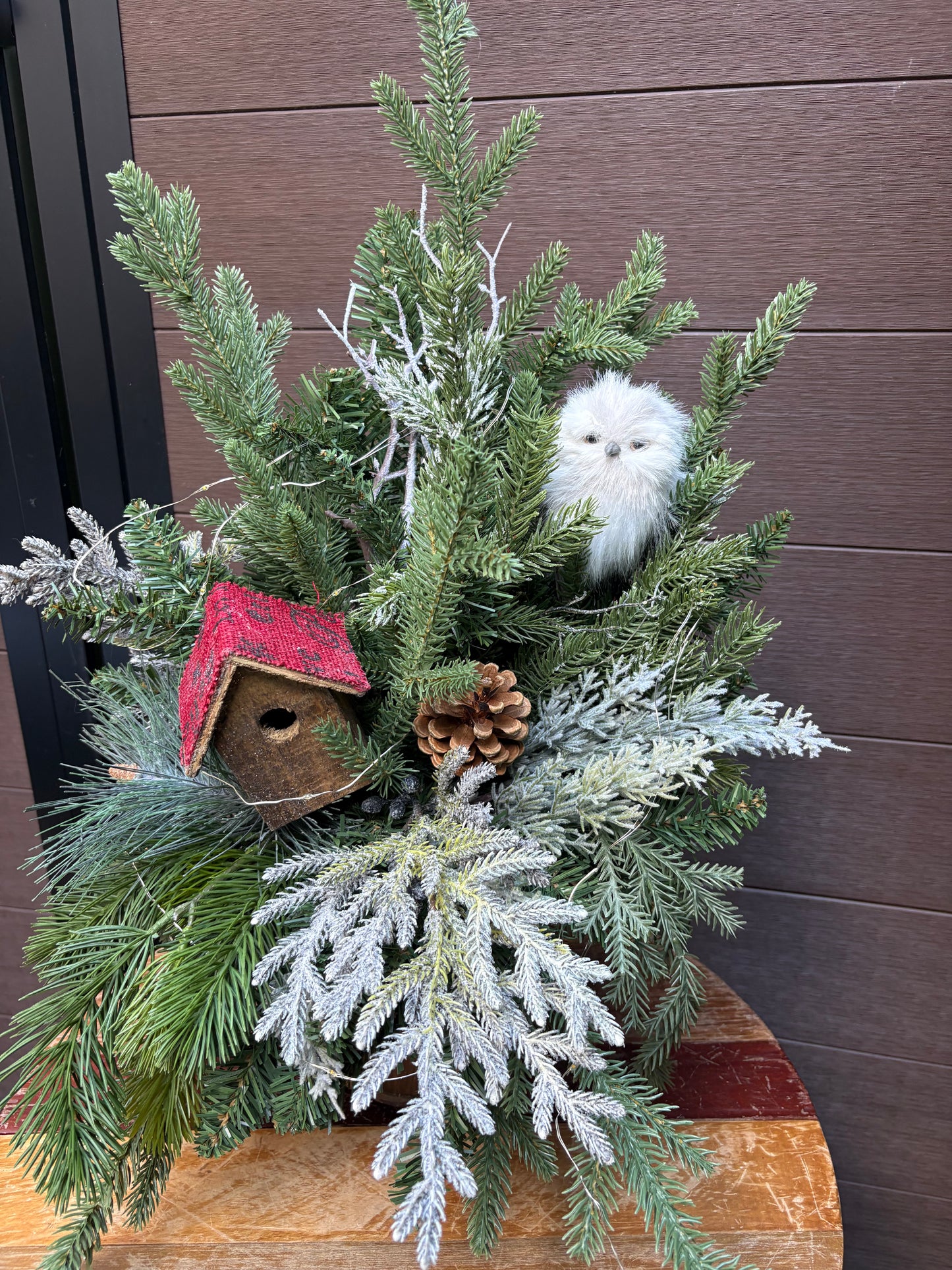 Bouquet d’hiver rustique – Hibou et maisonnette – 25 x 16 po