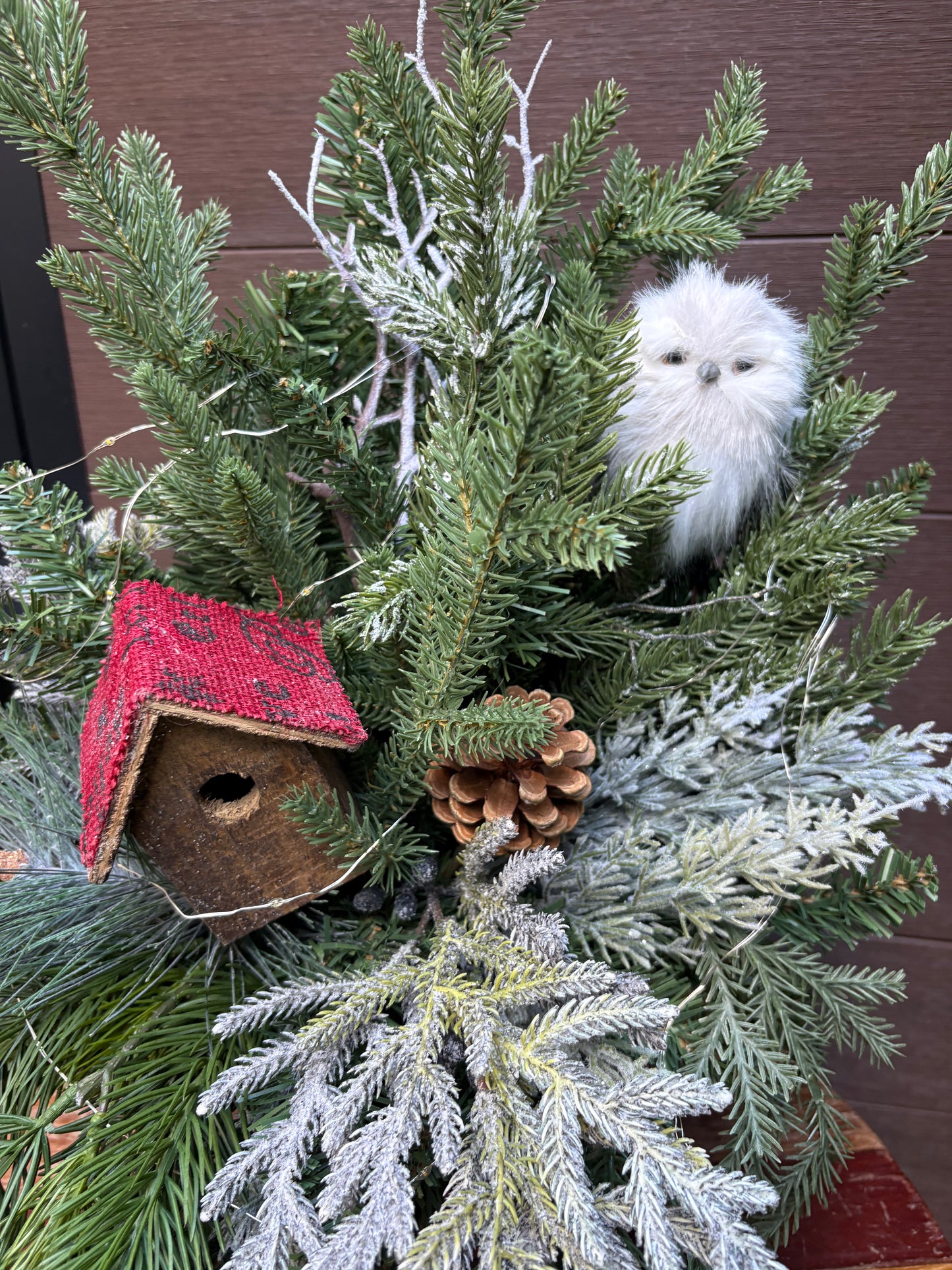 Bouquet d’hiver rustique – Hibou et maisonnette – 25 x 16 po