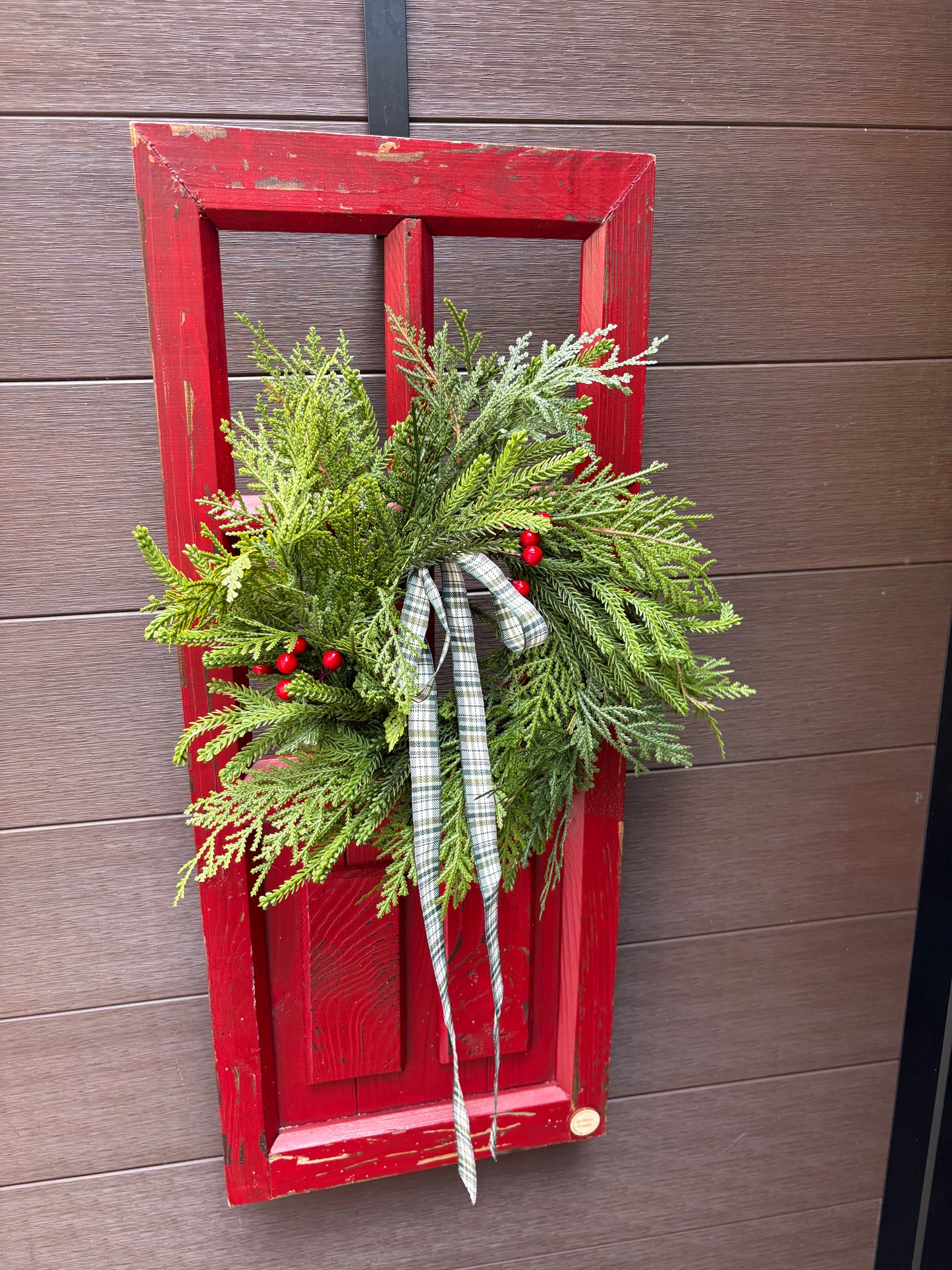 Porte décorative rouge en bois rustique avec arrangement hivernal – 28 × 12 po