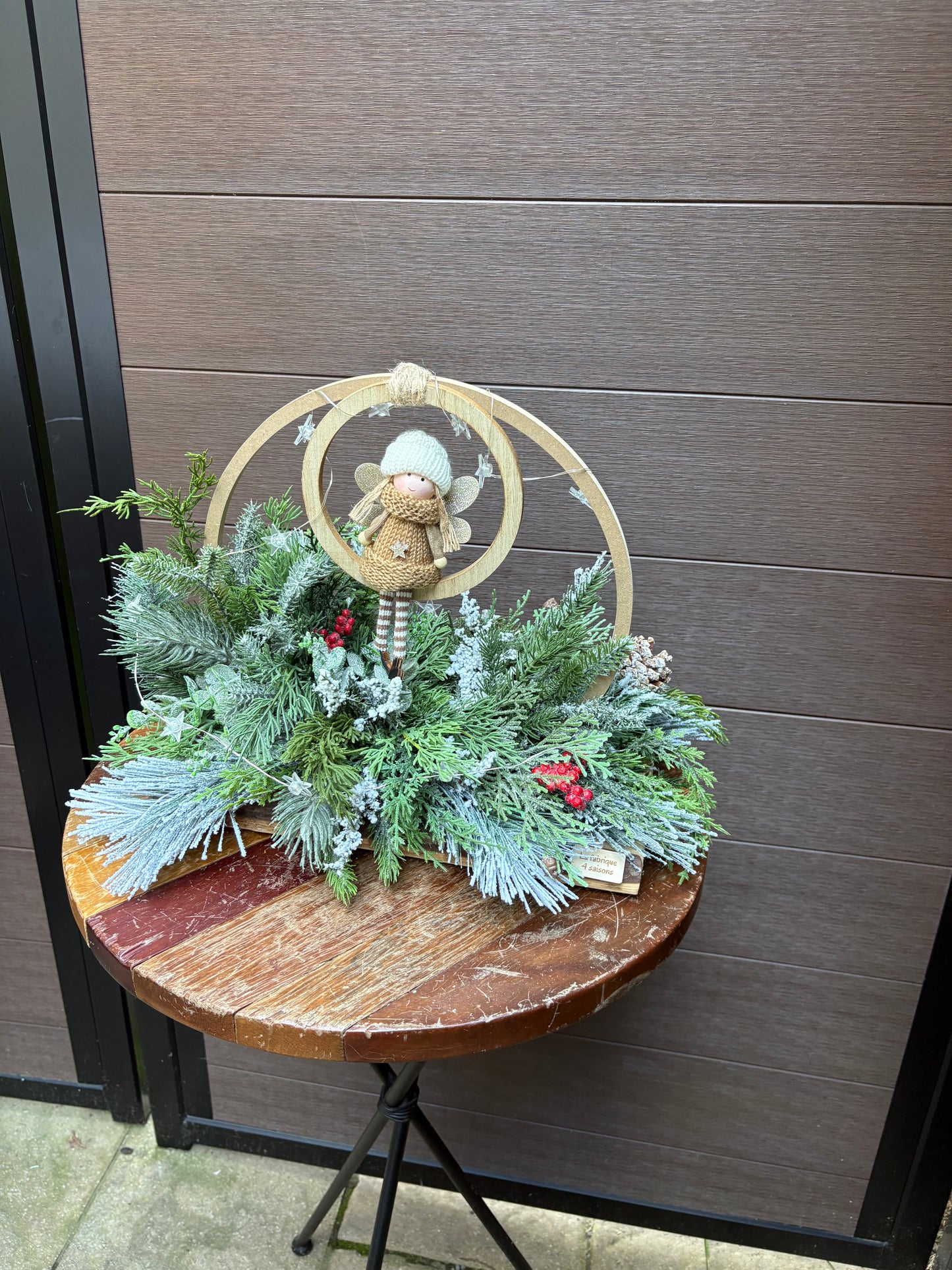 Arrangement hivernal avec ange décoratif et cercles de bois – 19 × 13 po