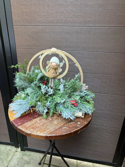 Arrangement hivernal avec ange décoratif et cercles de bois – 19 × 13 po