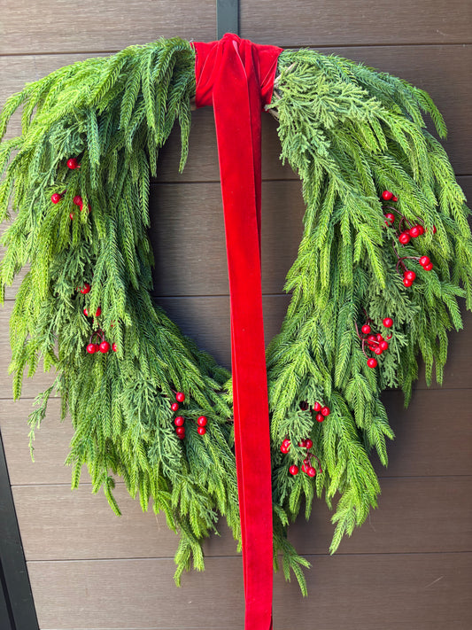 Couronne de Noël en pin Norfolk et cyprès 31 × 23 po – baies rouges et ruban de velours