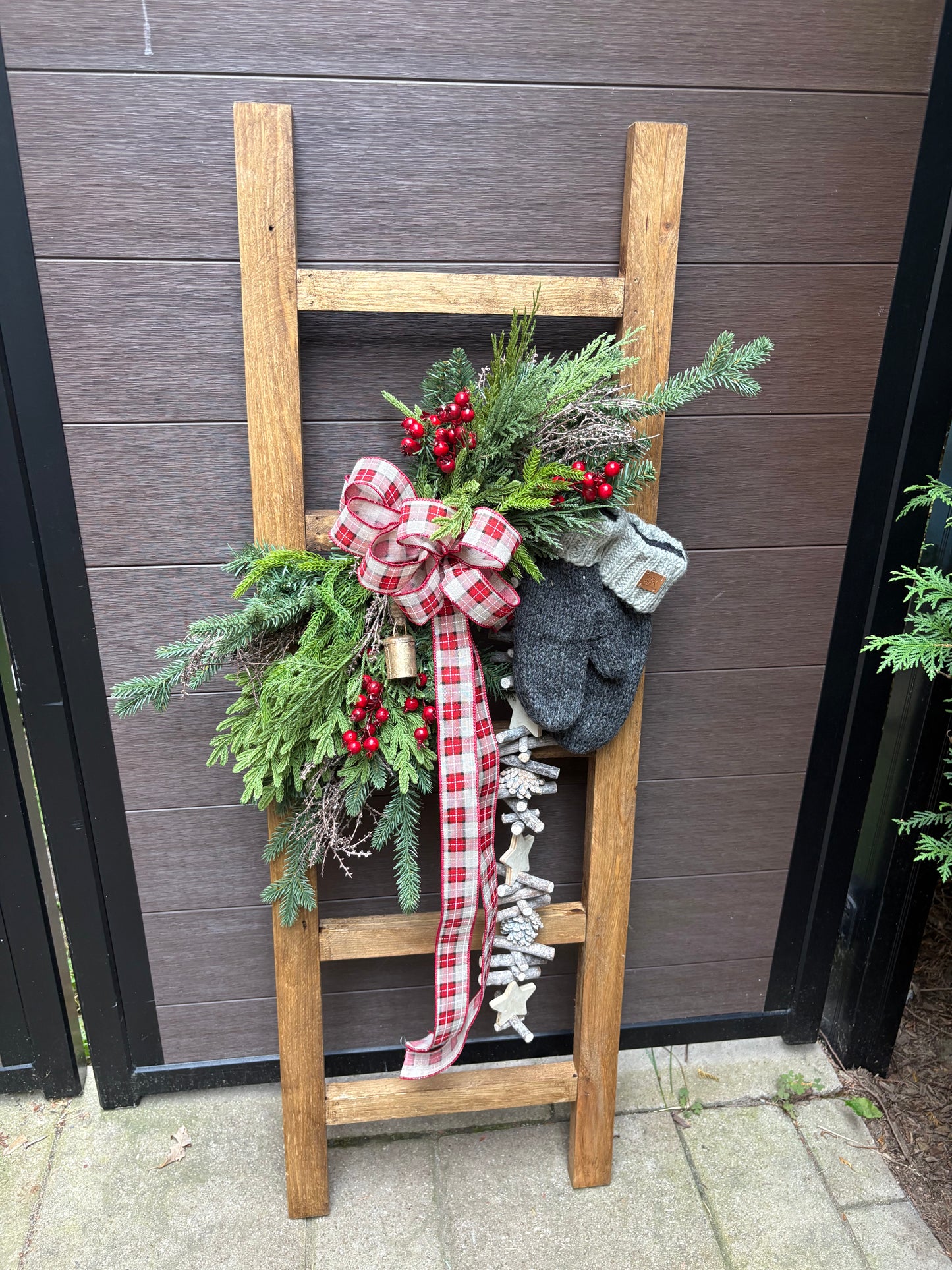 Échelle décorative en bois 48 x 22 po avec arrangement hivernal et mitaines en laine