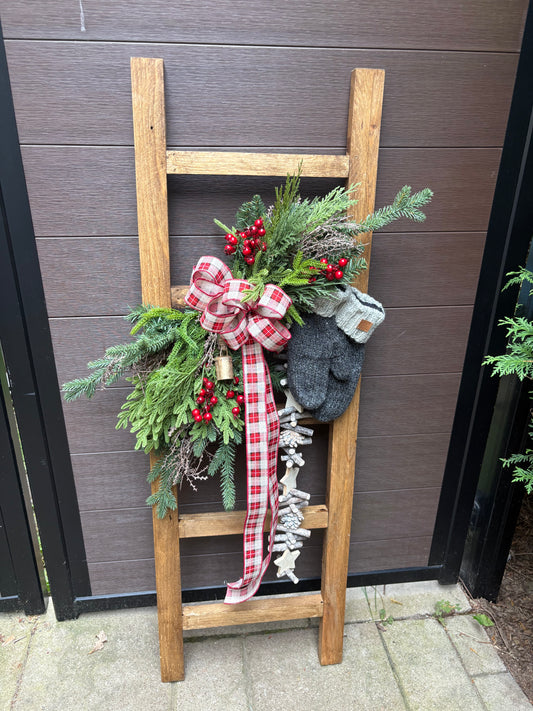 Échelle décorative en bois 48 x 22 po avec arrangement hivernal et mitaines en laine