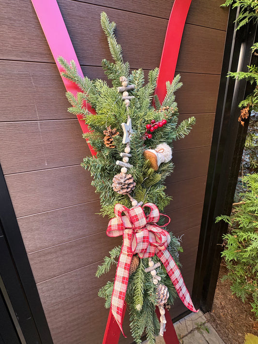 Skis décoratifs rouges de 72 pouces | Décoration hivernale rustique chic avec sapinage