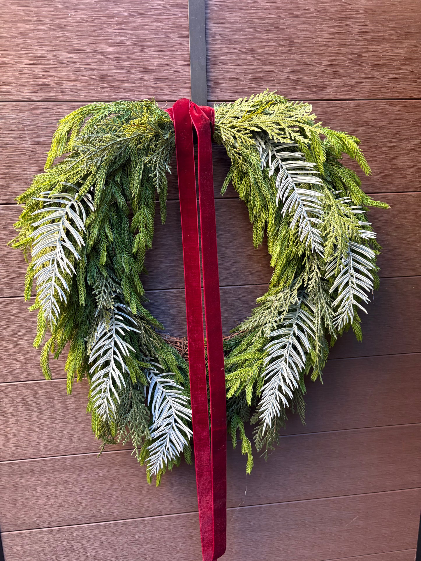 Couronne d’hiver asymétrique 24 x 22 po – Sapinage et velours bourgogne