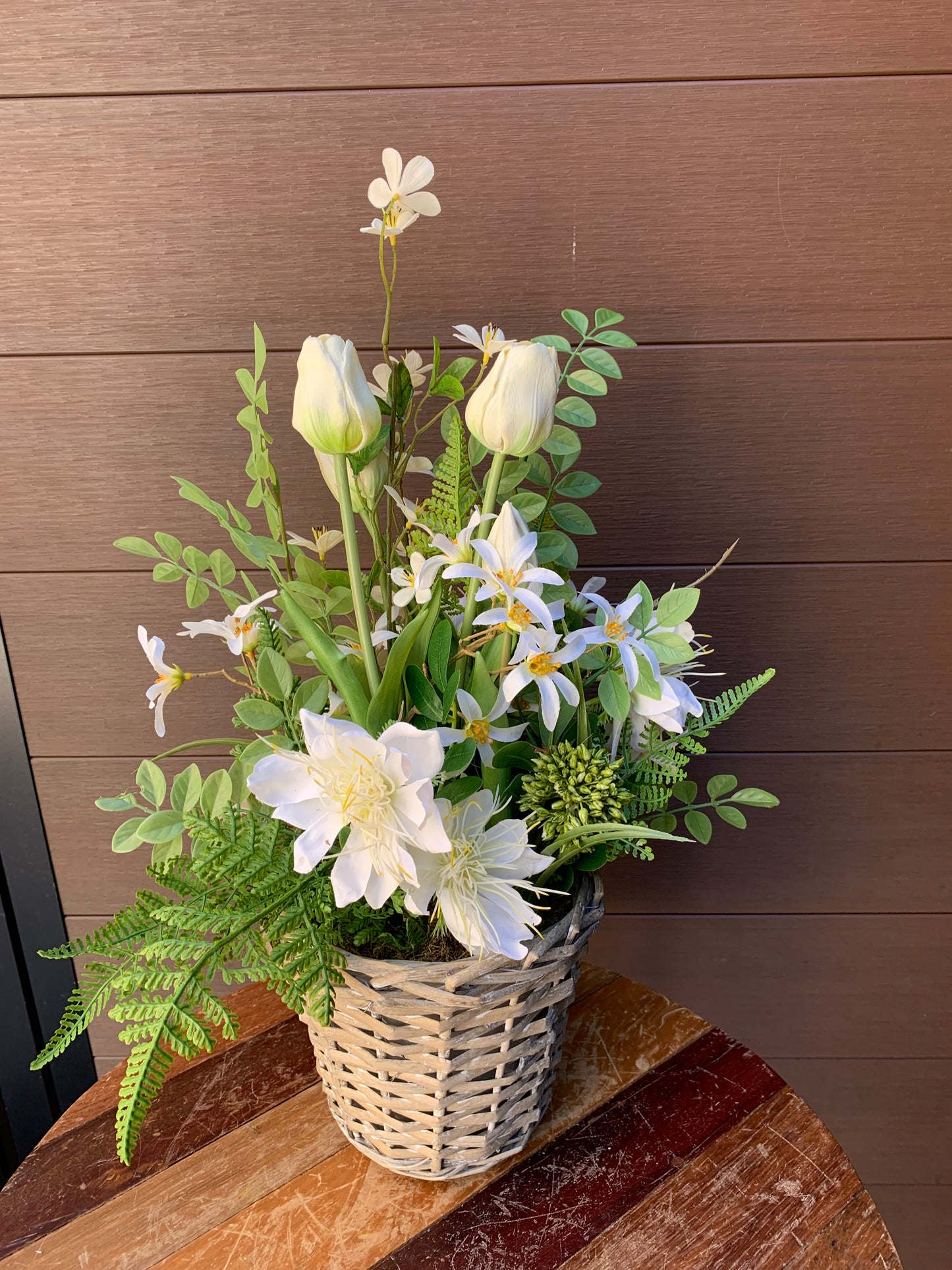 Arrangement floral artificiel blanc 18 x 13 pouces – Tulipes blanches, fleurs étoilées et feuillage naturel
