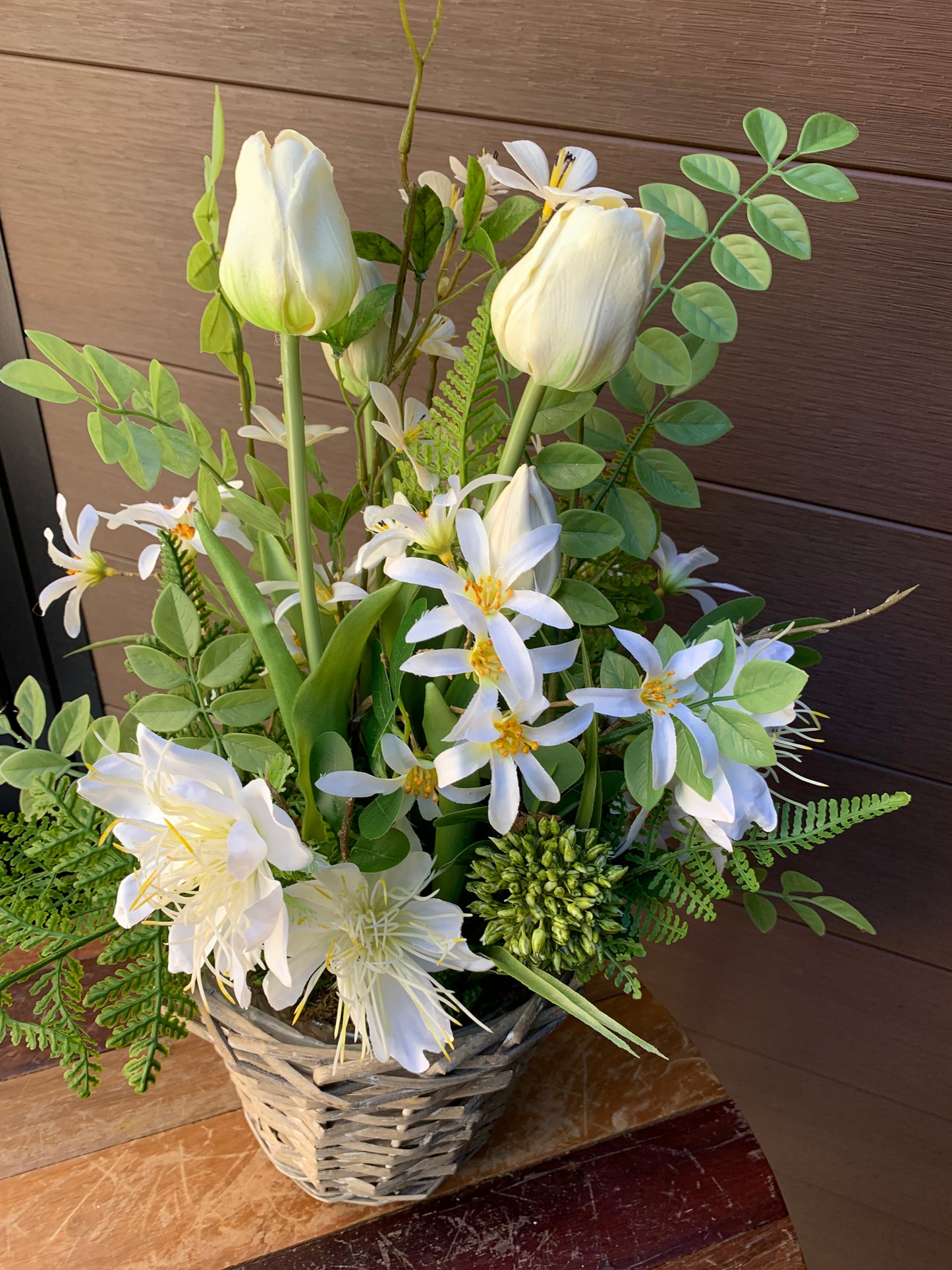 Arrangement floral artificiel blanc 18 x 13 pouces – Tulipes blanches, fleurs étoilées et feuillage naturel