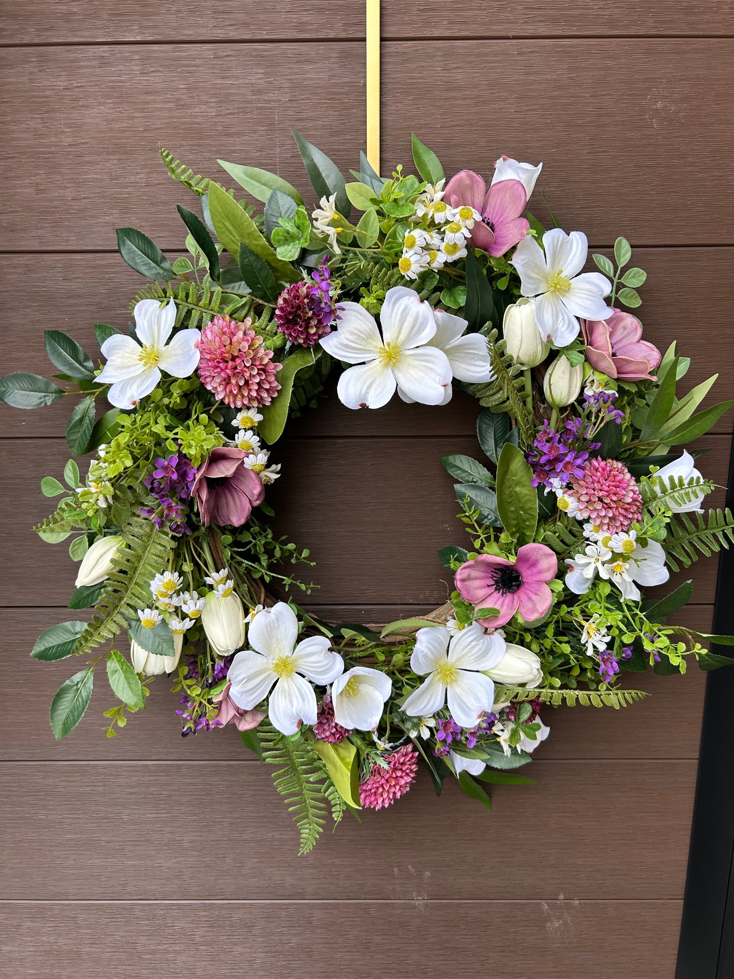 Couronne florale printanière blanc, rose et feuillage – style champêtre chic
