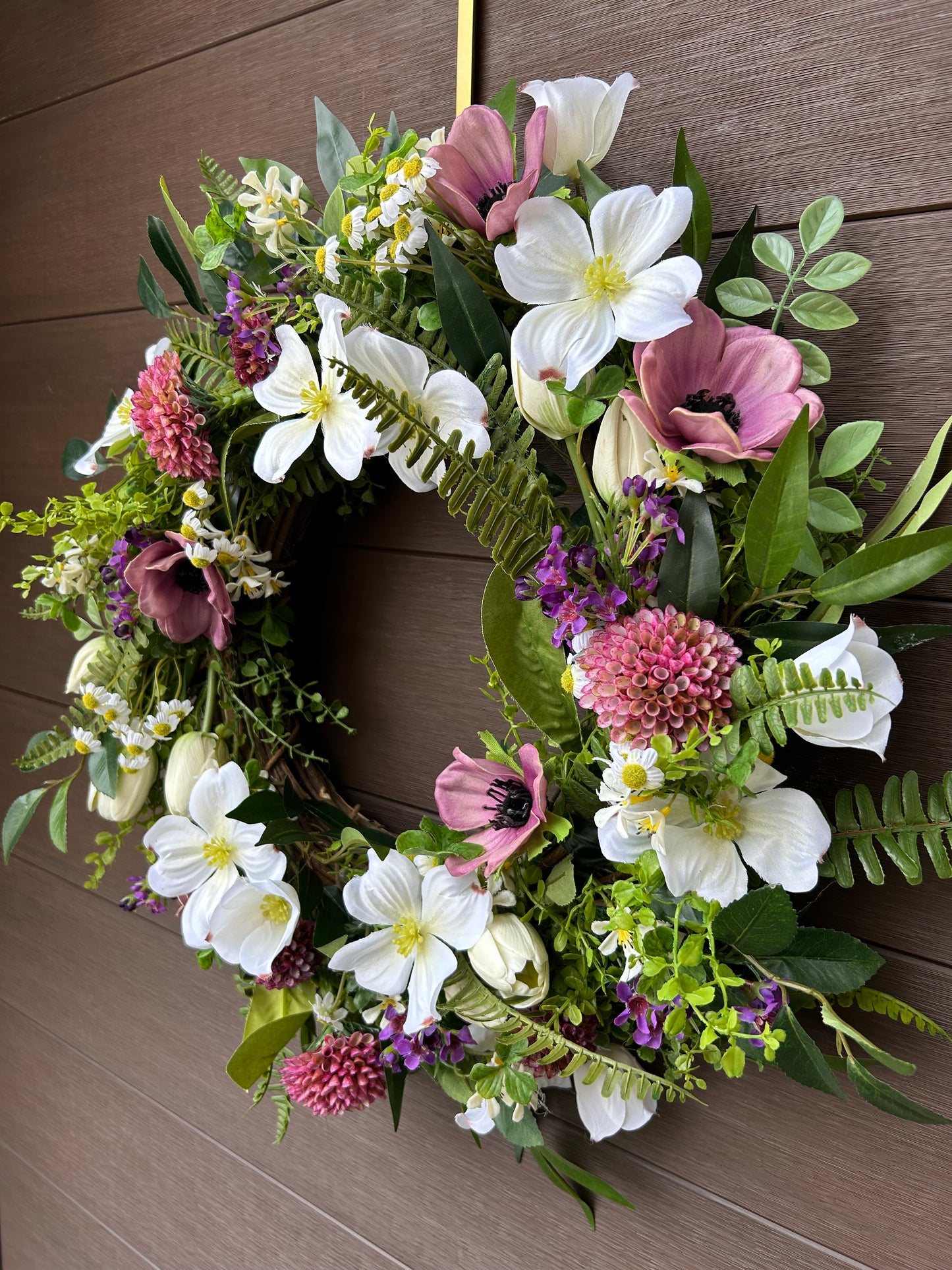 Couronne florale printanière blanc, rose et feuillage – style champêtre chic