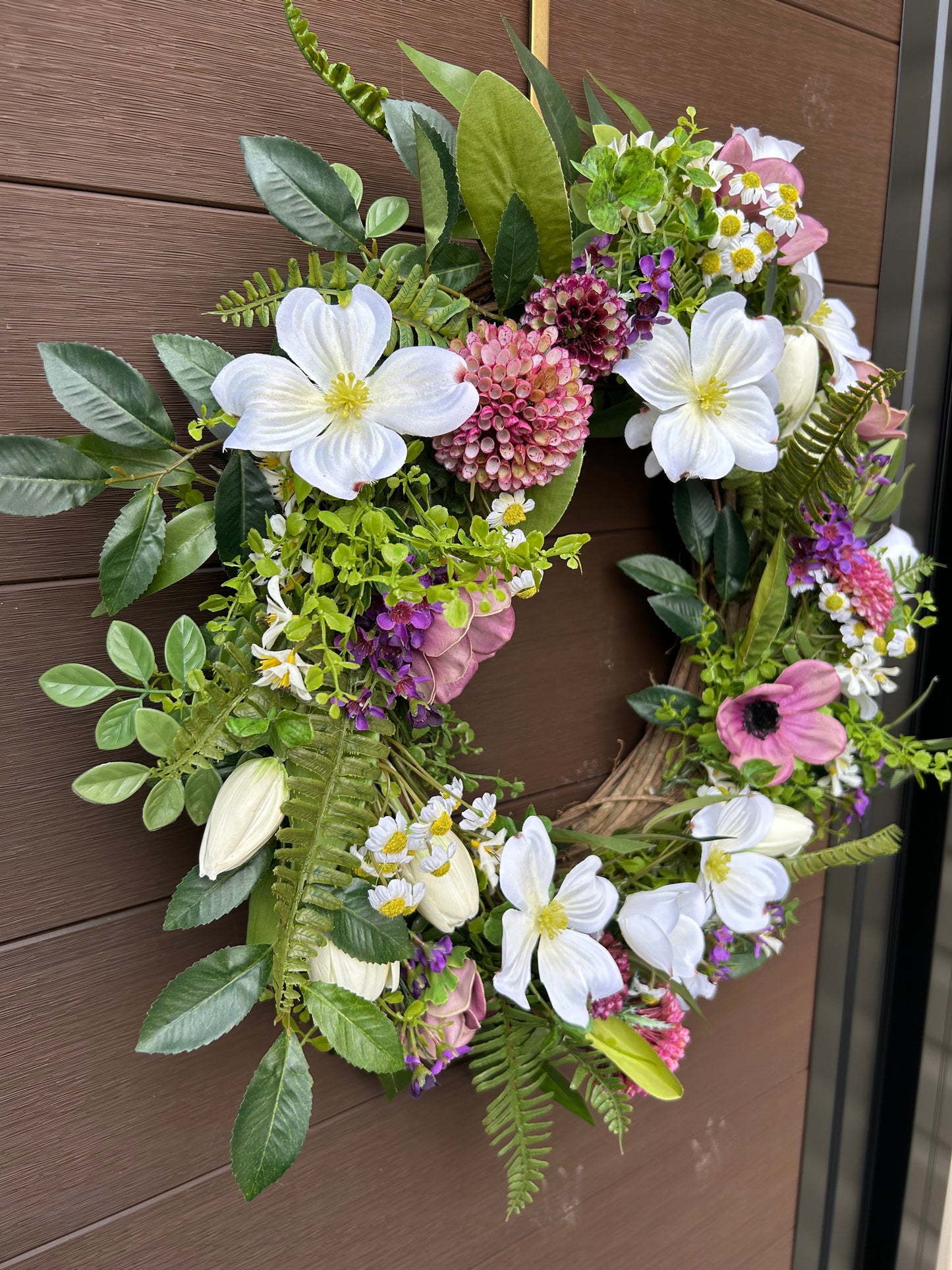 Couronne florale printanière blanc, rose et feuillage – style champêtre chic