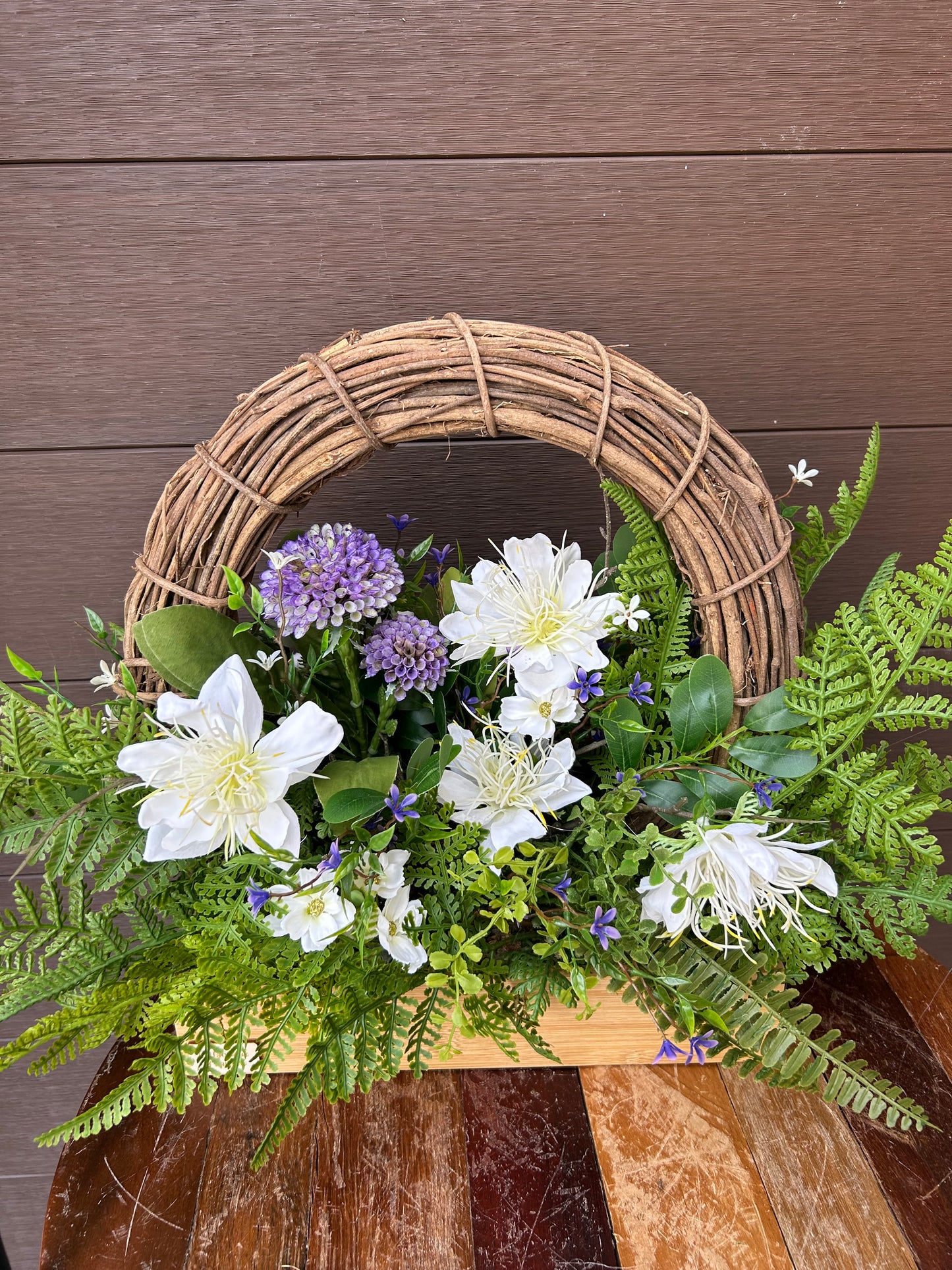 Arrangement floral artificiel en boîte de bois – Clématite blanche, hortensia et fleurs champêtres – 23 x 15 po