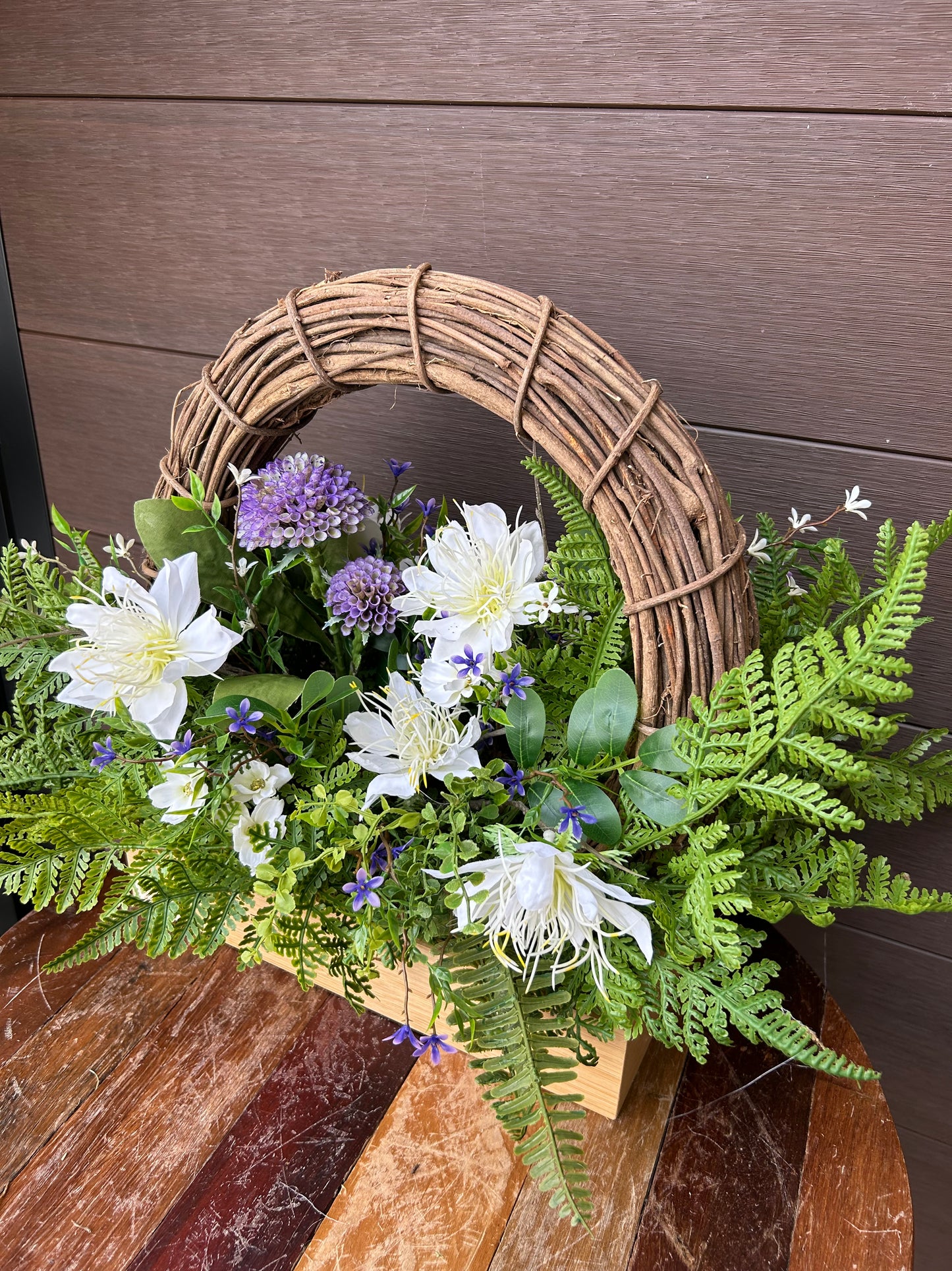Arrangement floral artificiel en boîte de bois – Clématite blanche, hortensia et fleurs champêtres – 23 x 15 po