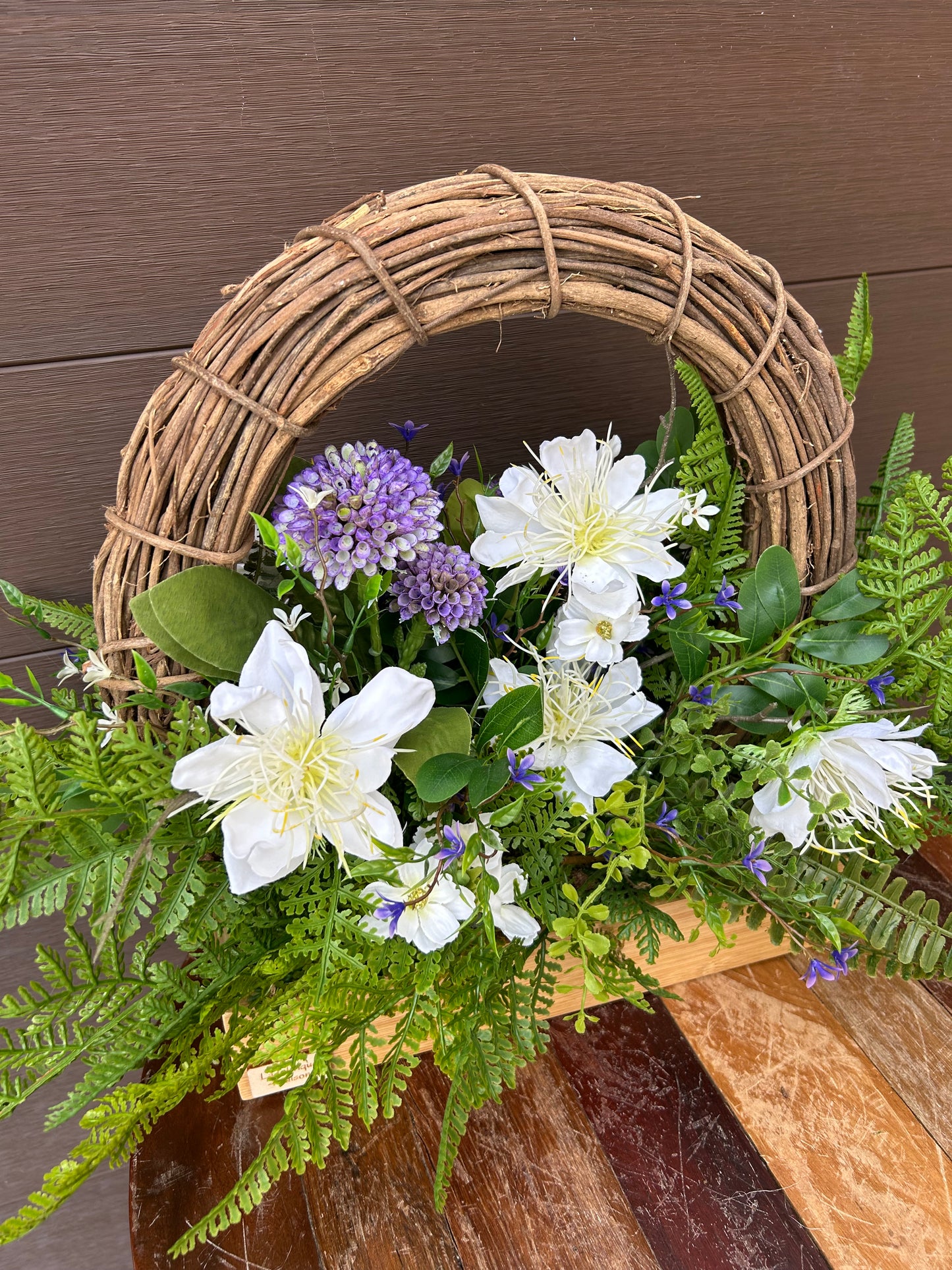Arrangement floral artificiel en boîte de bois – Clématite blanche, hortensia et fleurs champêtres – 23 x 15 po