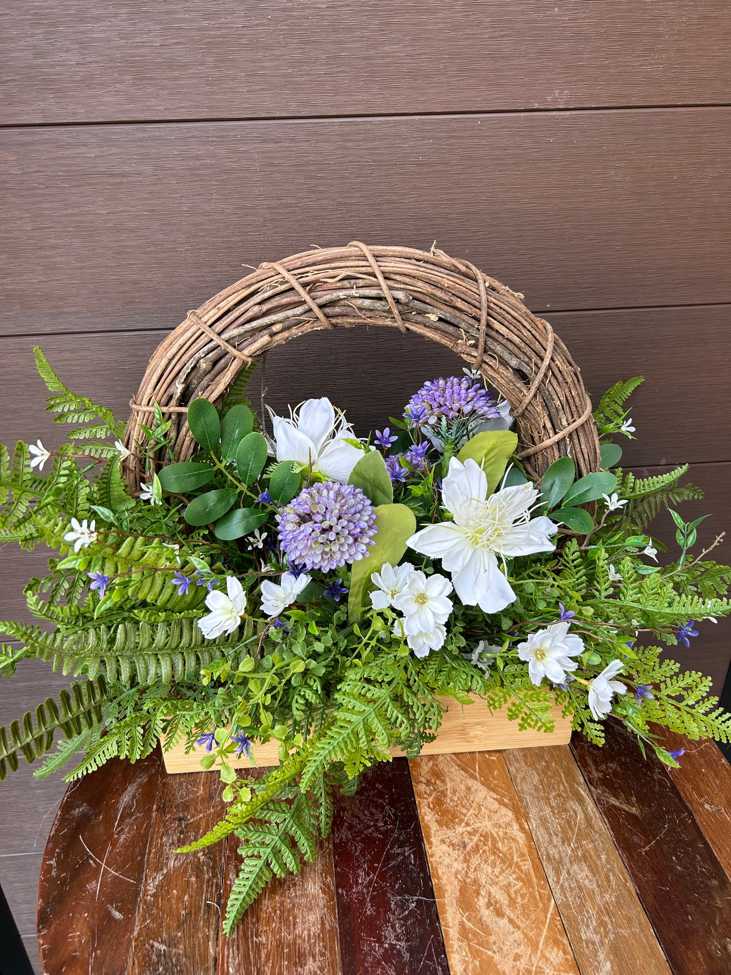 Arrangement floral artificiel en boîte de bois – Clématite blanche, hortensia et fleurs champêtres – 23 x 15 po