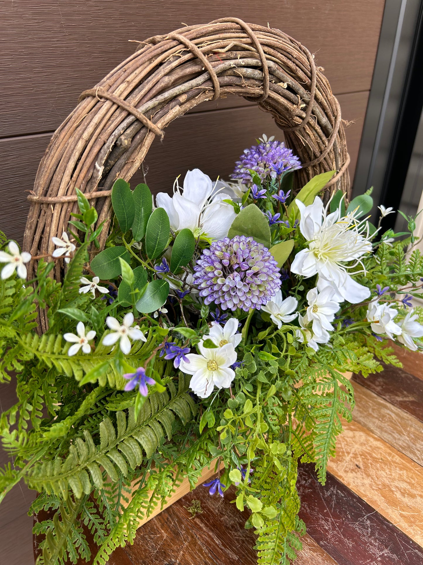 Arrangement floral artificiel en boîte de bois – Clématite blanche, hortensia et fleurs champêtres – 23 x 15 po