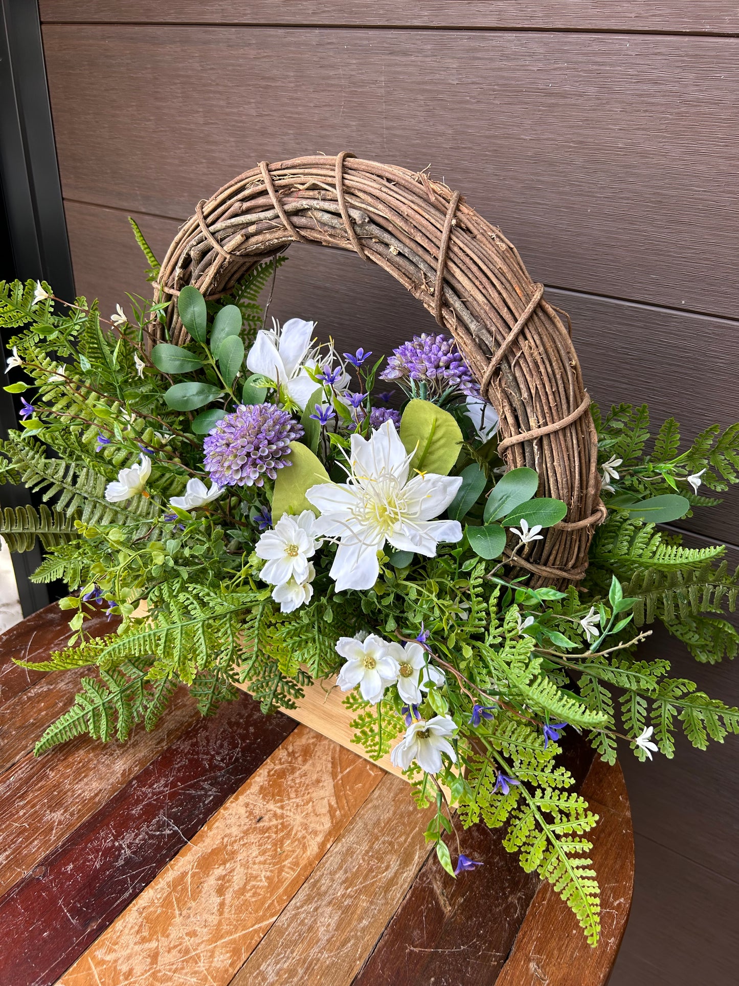 Arrangement floral artificiel en boîte de bois – Clématite blanche, hortensia et fleurs champêtres – 23 x 15 po
