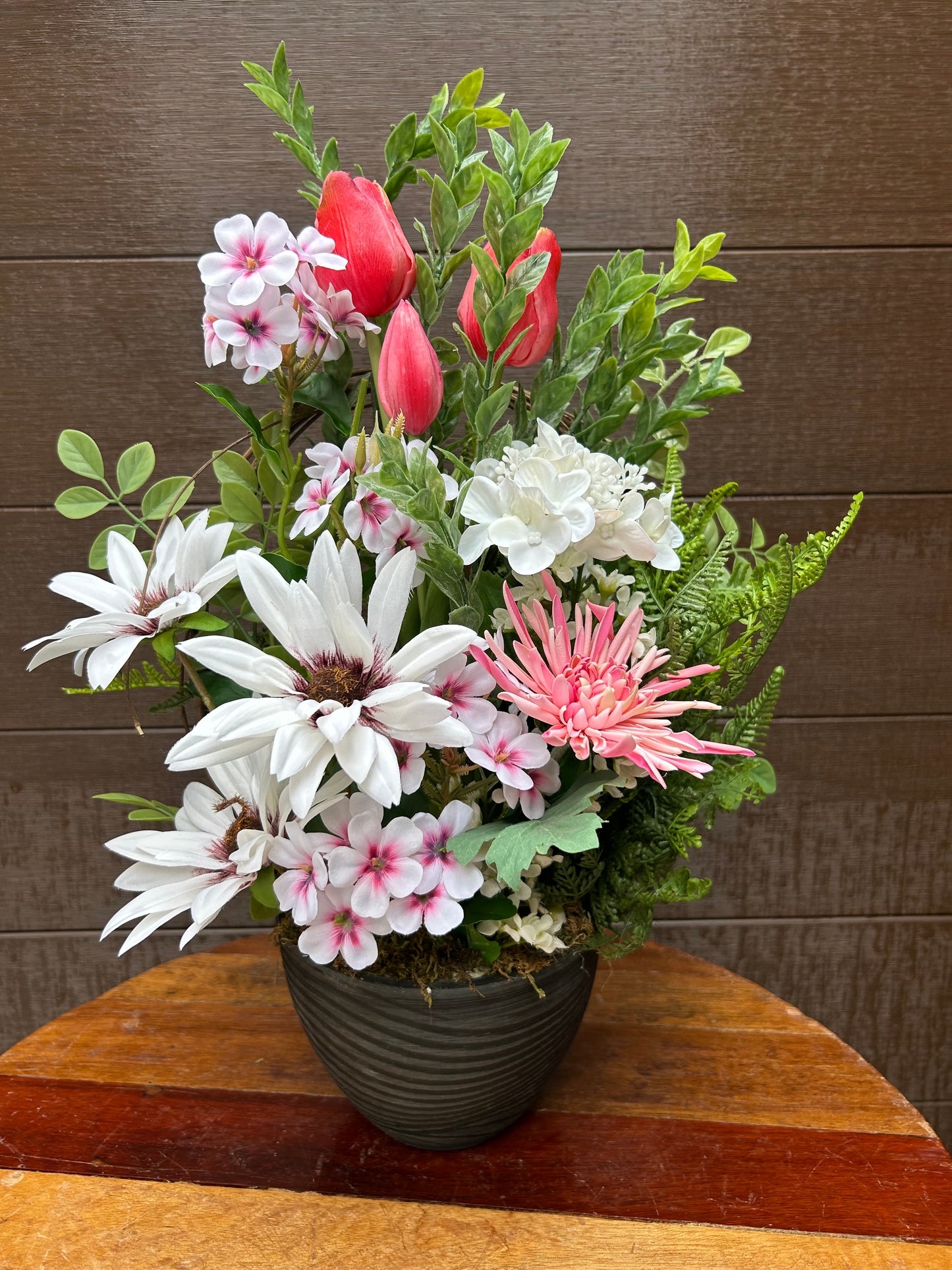 Arrangement floral artificiel – Tulipes roses, hydrangea et marguerites – 22 pouces – Pot noir
